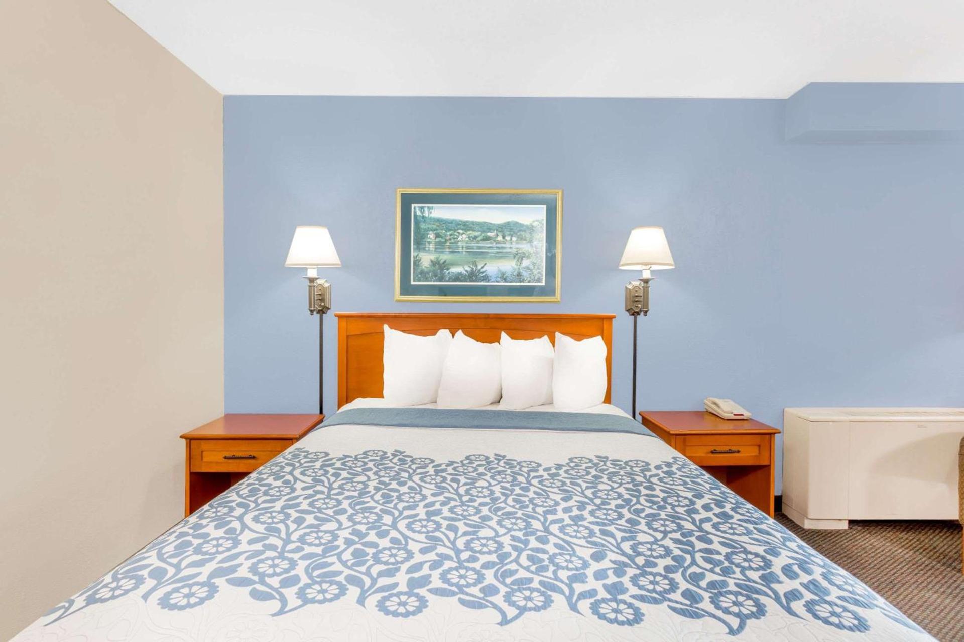Days Inn by Wyndham Cedar Falls- University Plaza photo 22