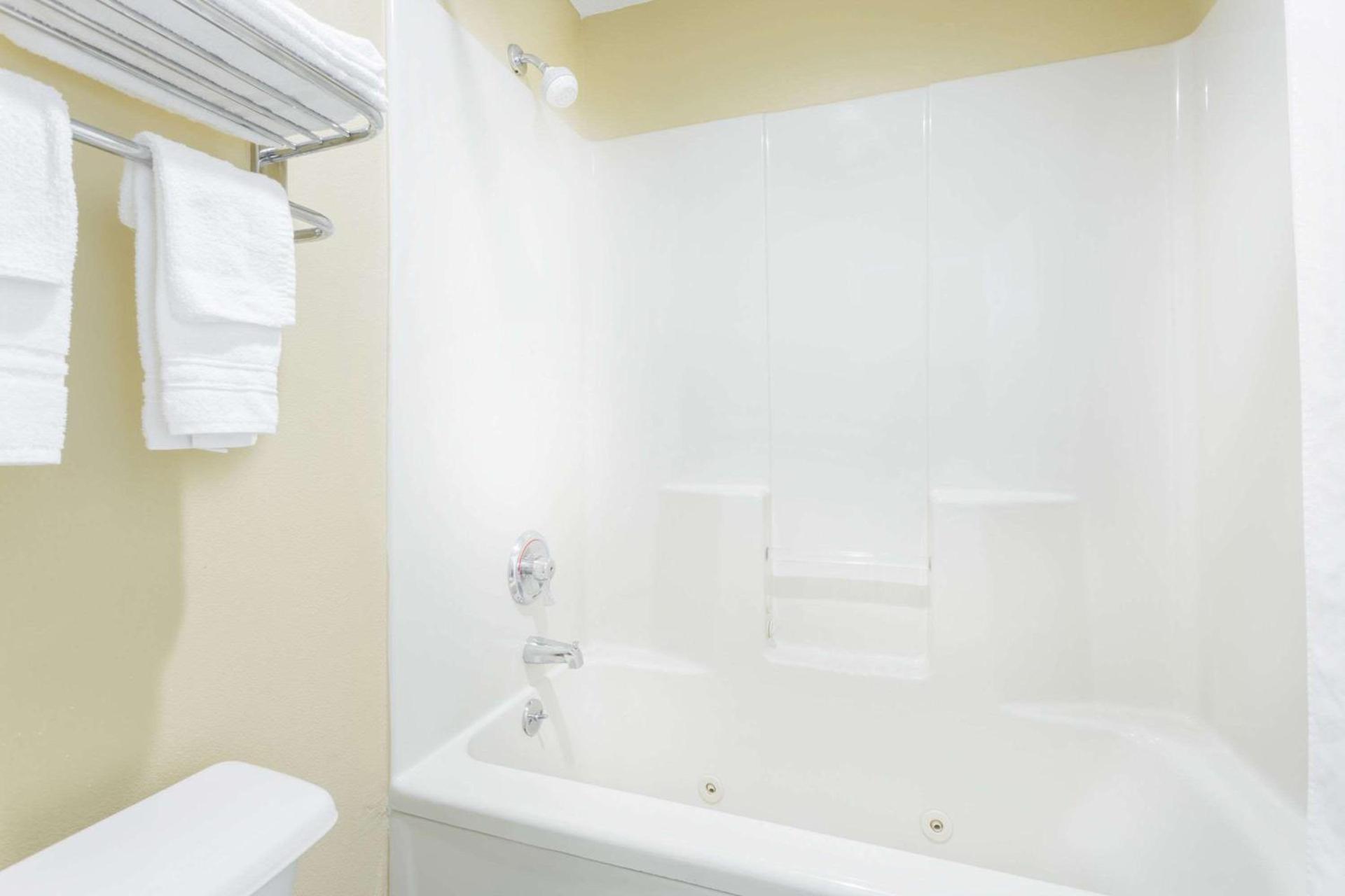 Days Inn by Wyndham Simpsonville photo 9