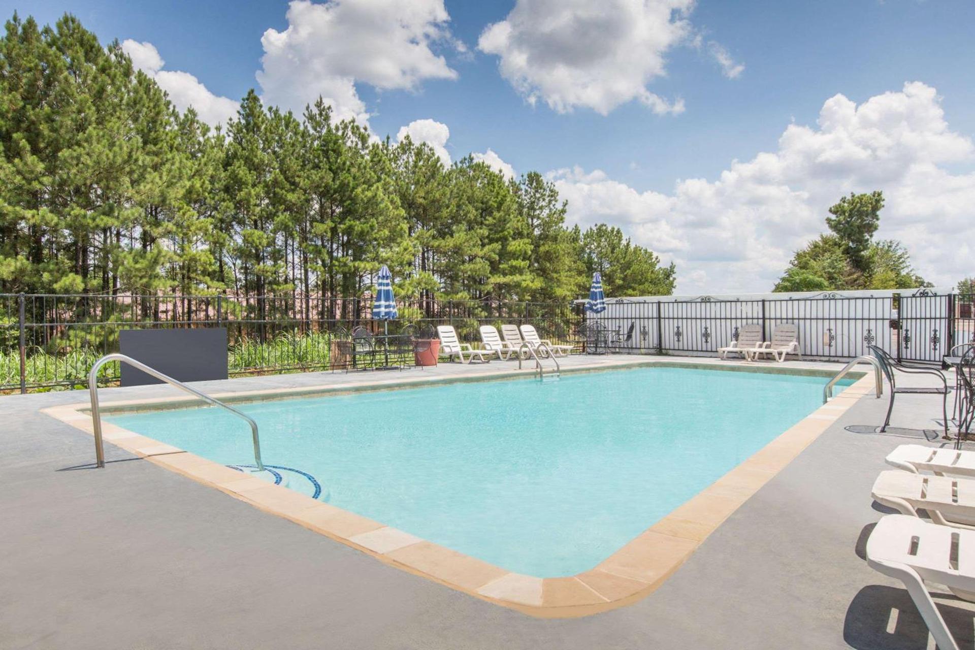 Executive Inn & Suites photo 3