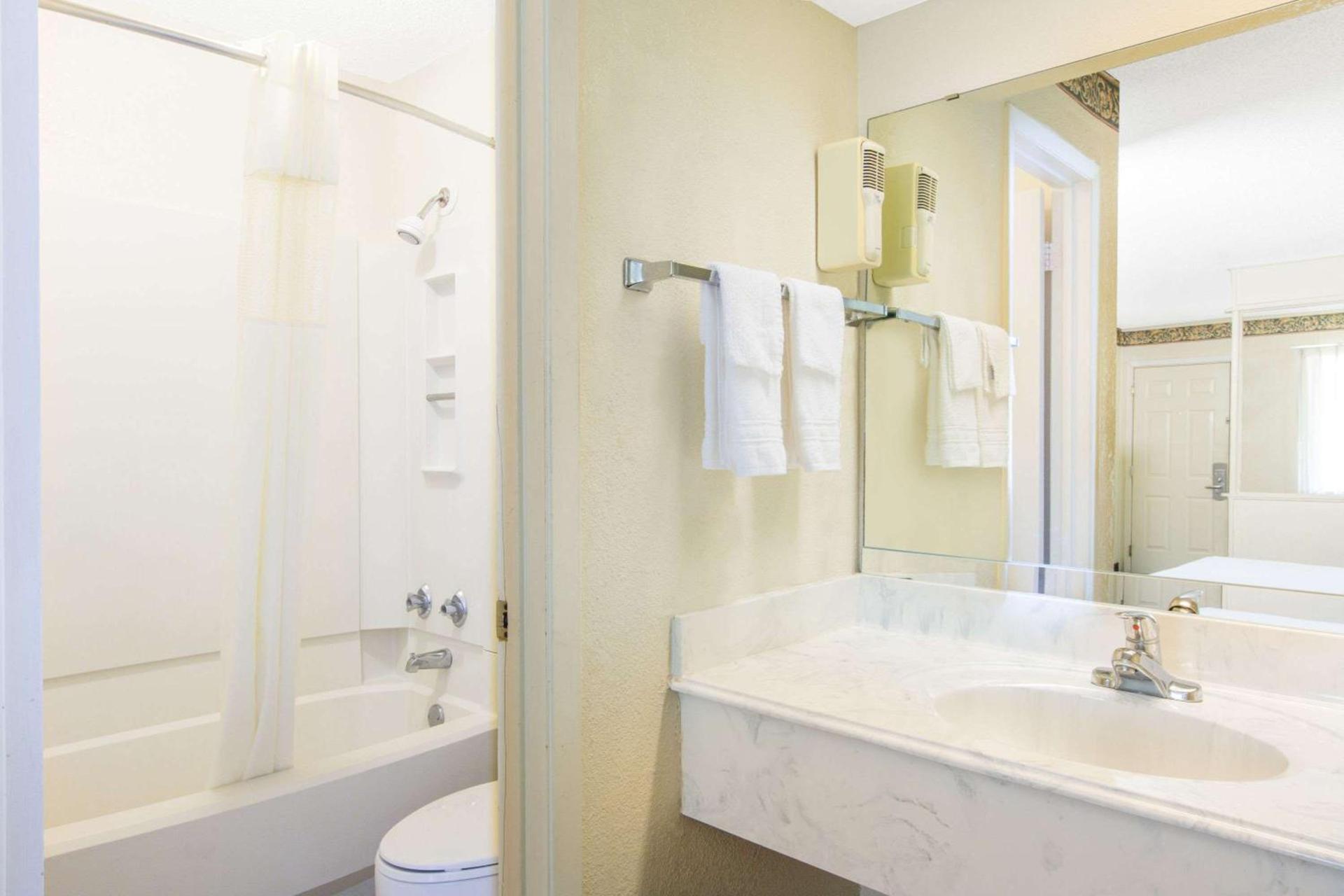 Executive Inn & Suites photo 4