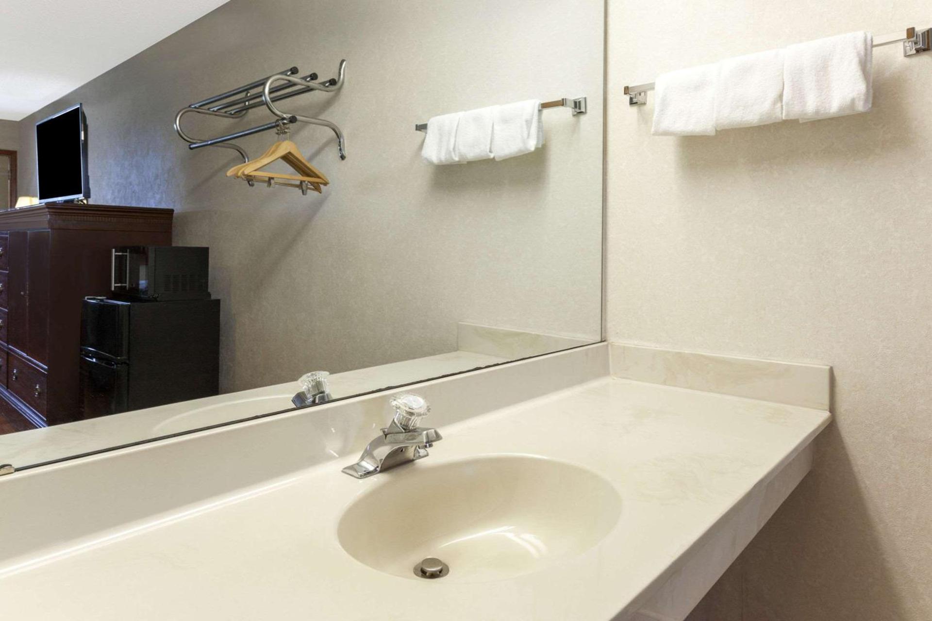 Days Inn by Wyndham Maumee/Toledo photo 13