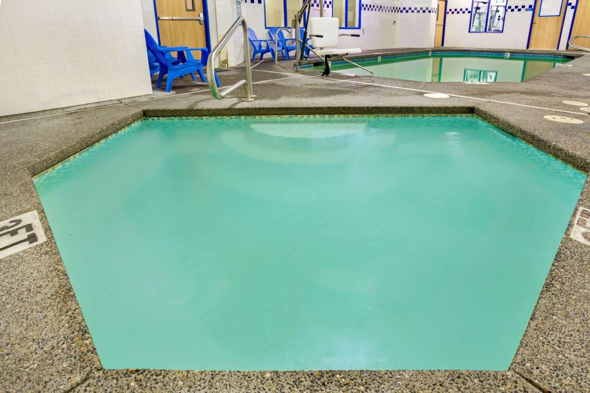 Days Inn & Suites by Wyndham Gresham photo 4