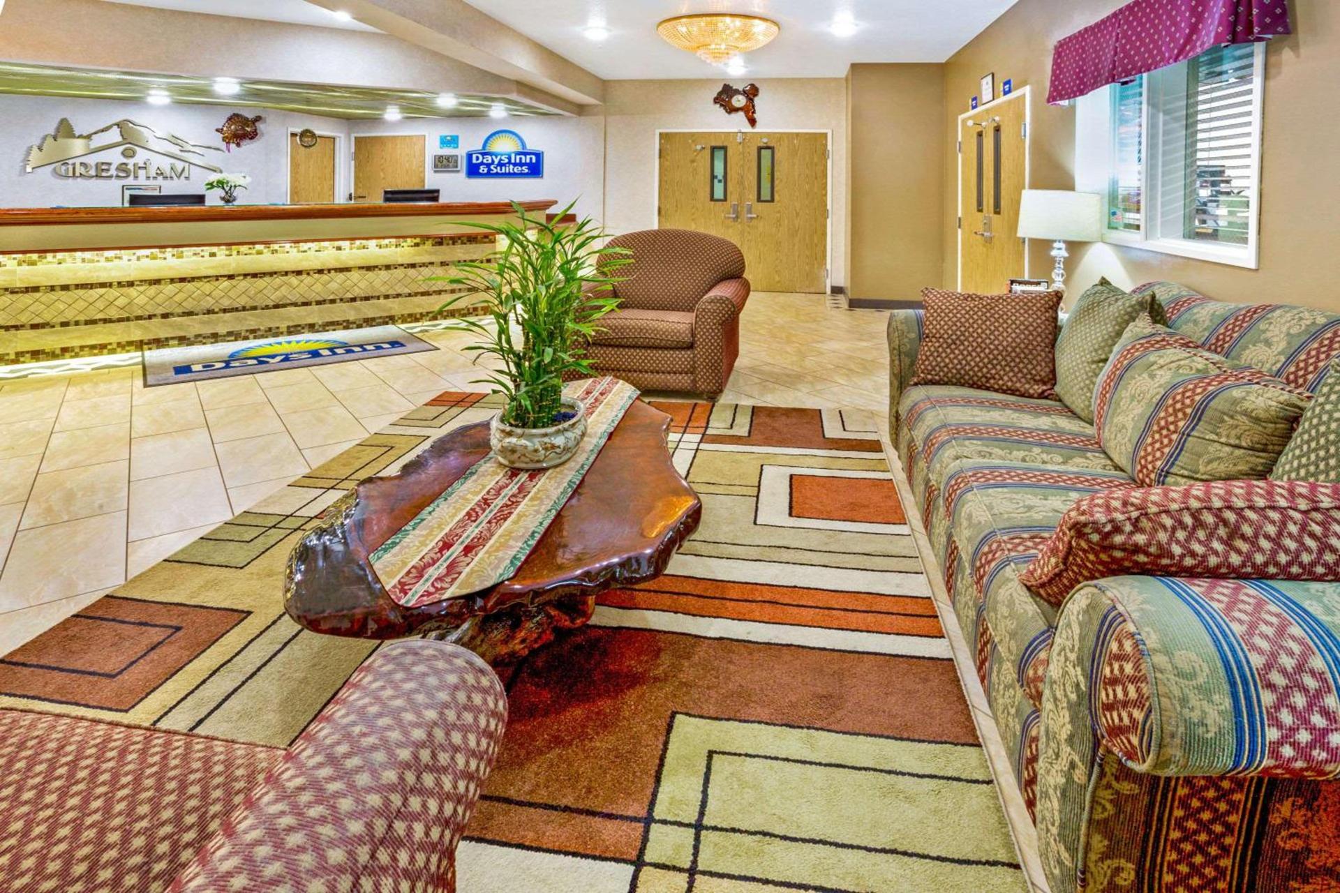 Days Inn & Suites by Wyndham Gresham photo 2