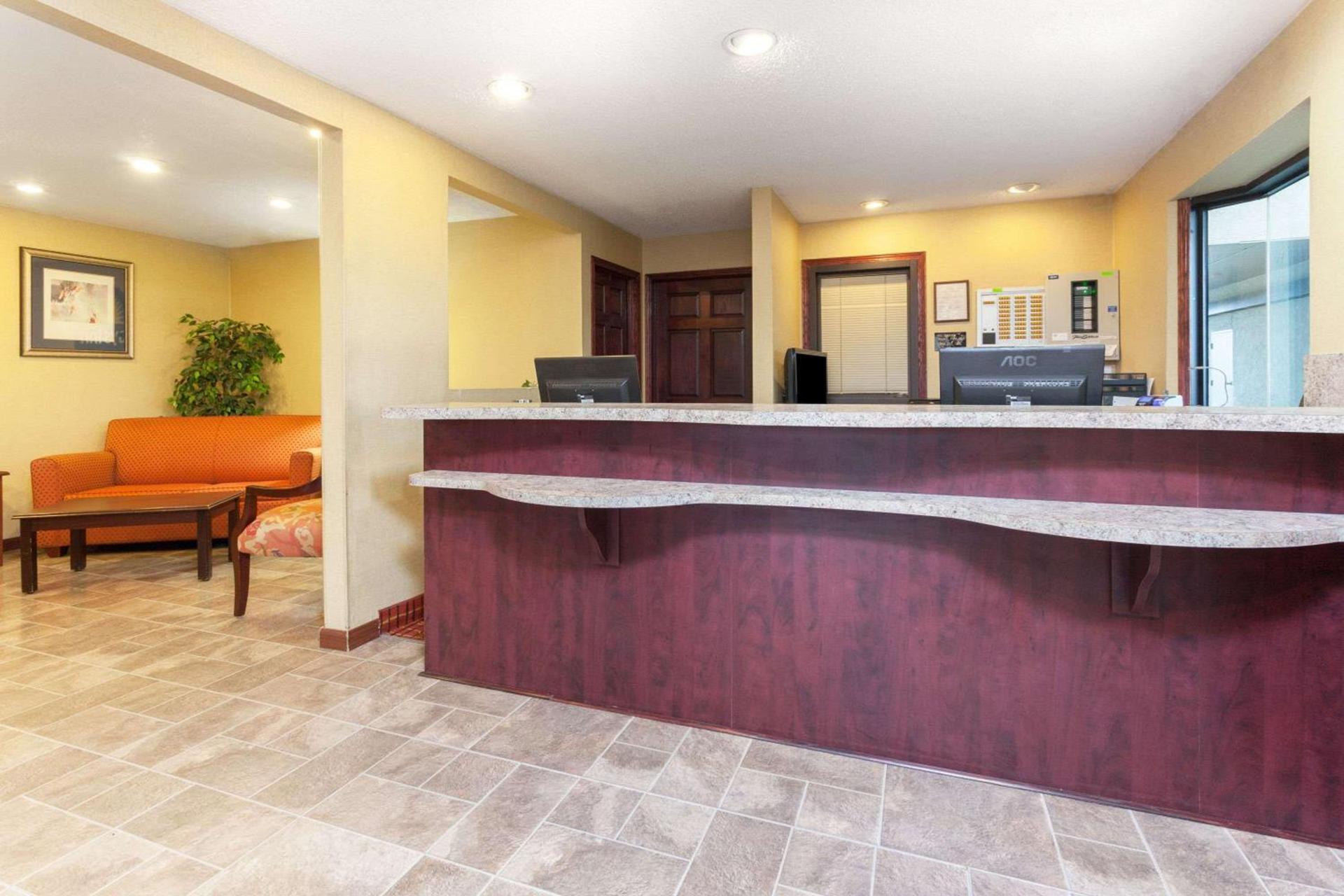 Days Inn by Wyndham Maumee/Toledo photo 3