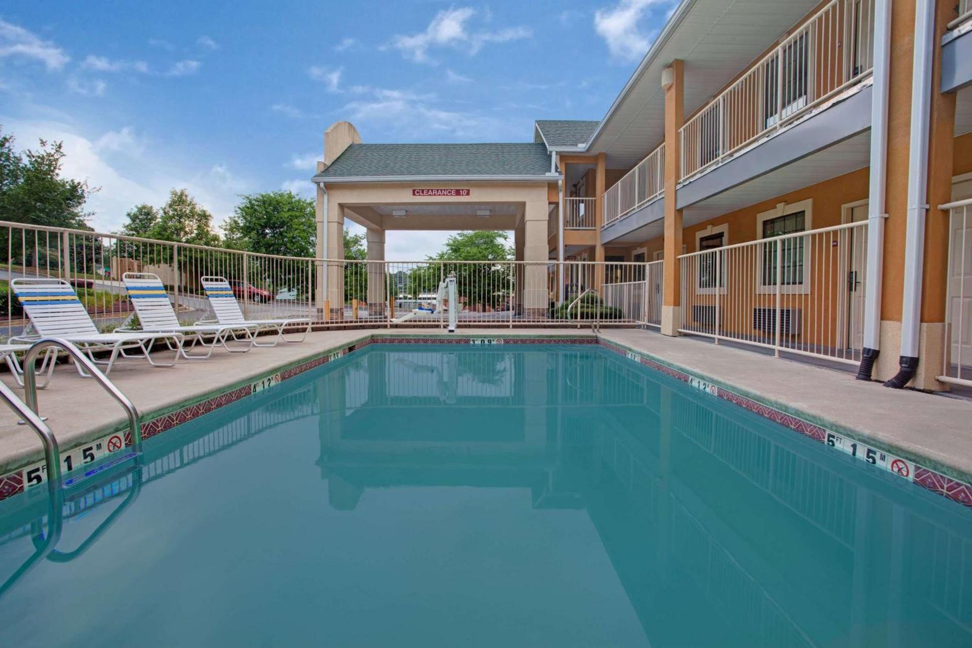 Days Inn by Wyndham Marietta White Water photo 5