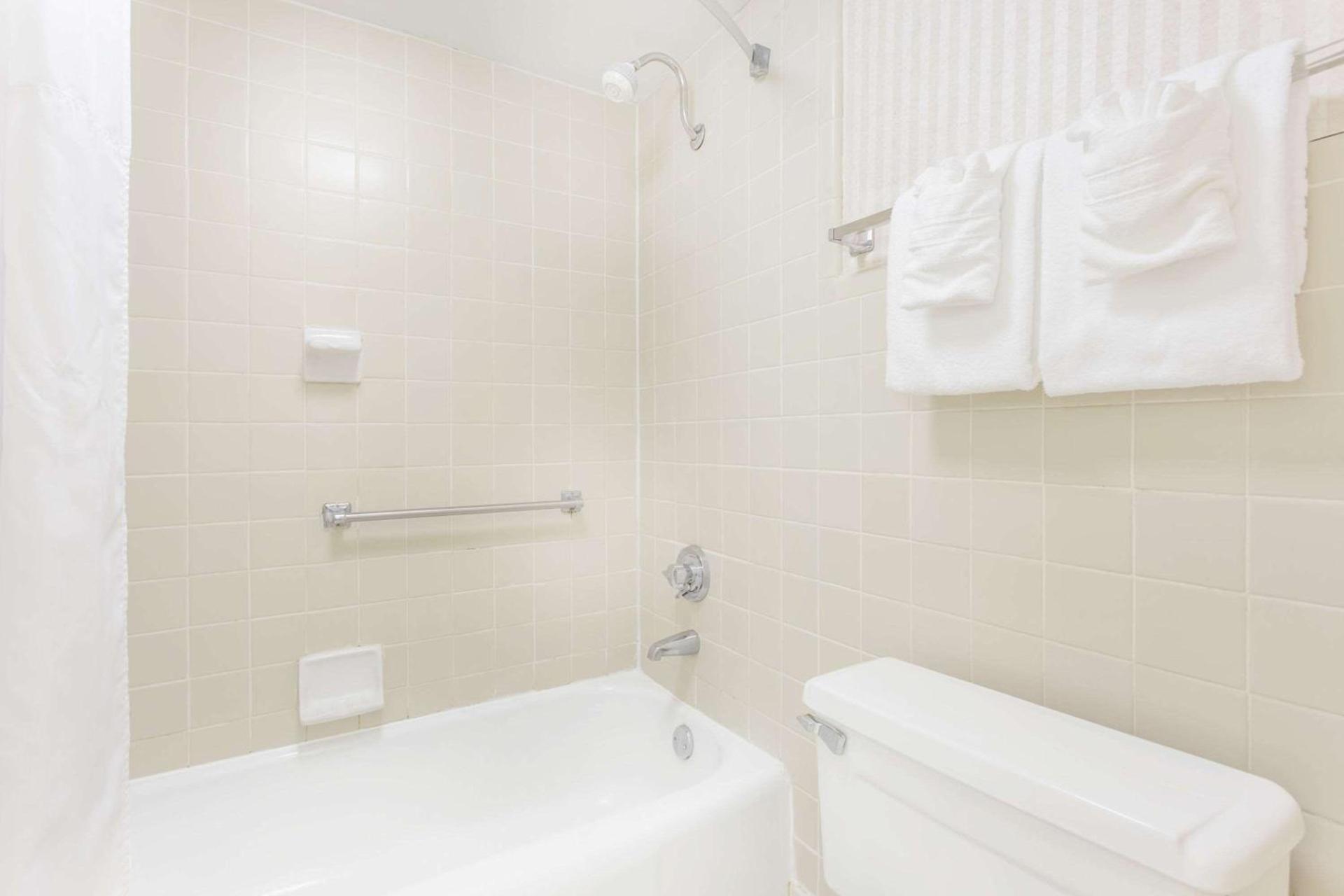 Days Inn by Wyndham Cedar Falls- University Plaza photo 7