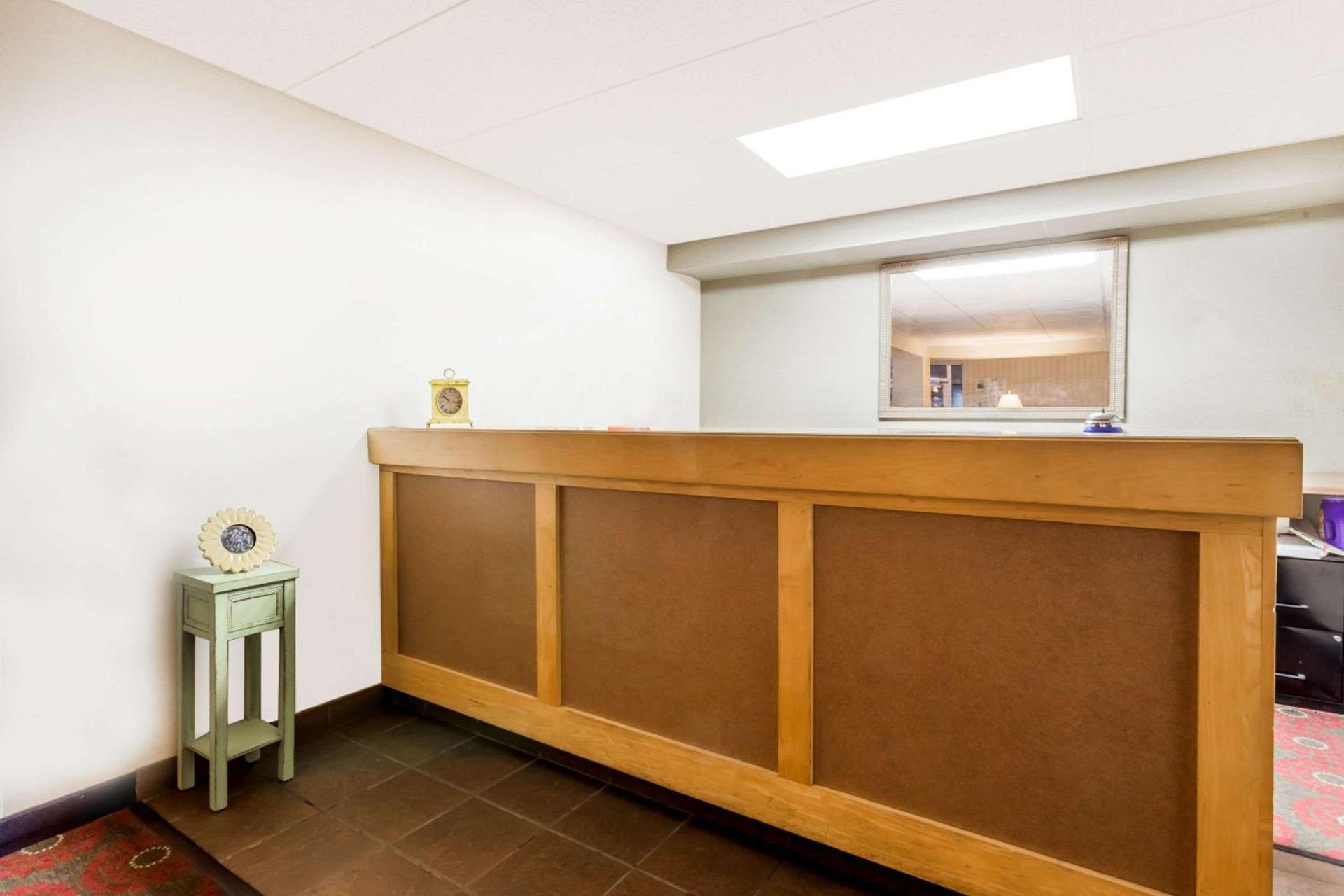 Days Inn by Wyndham Cedar Falls- University Plaza photo 5
