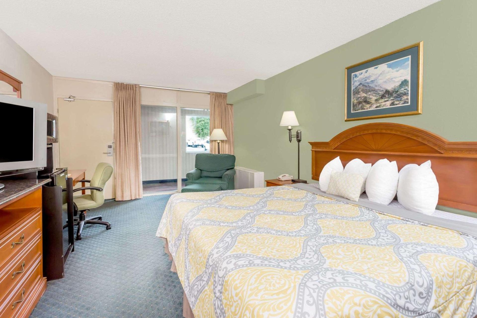 Days Inn by Wyndham Cedar Falls- University Plaza photo 25