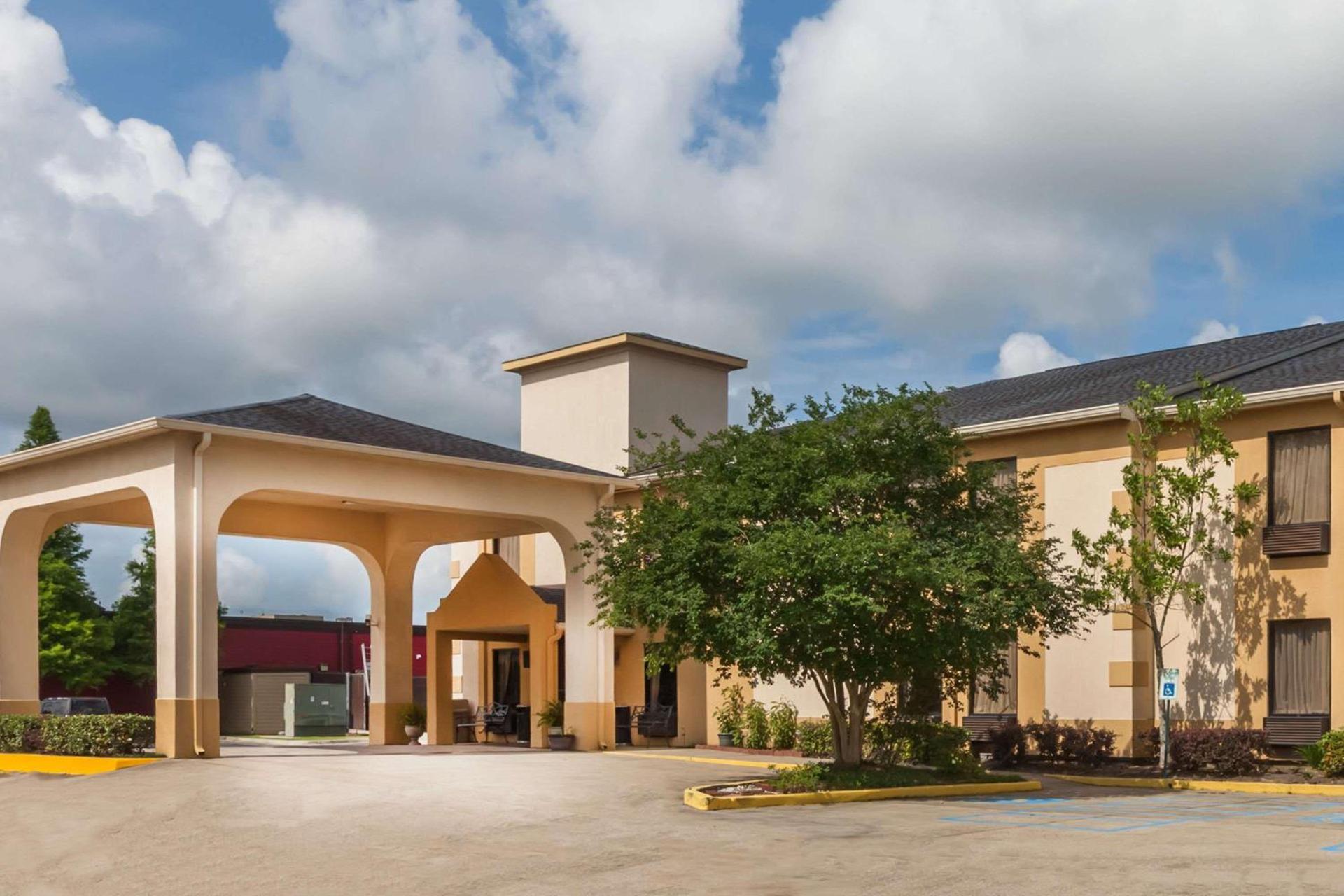 Days Inn & Suites by Wyndham New Iberia — hotel in New Iberia