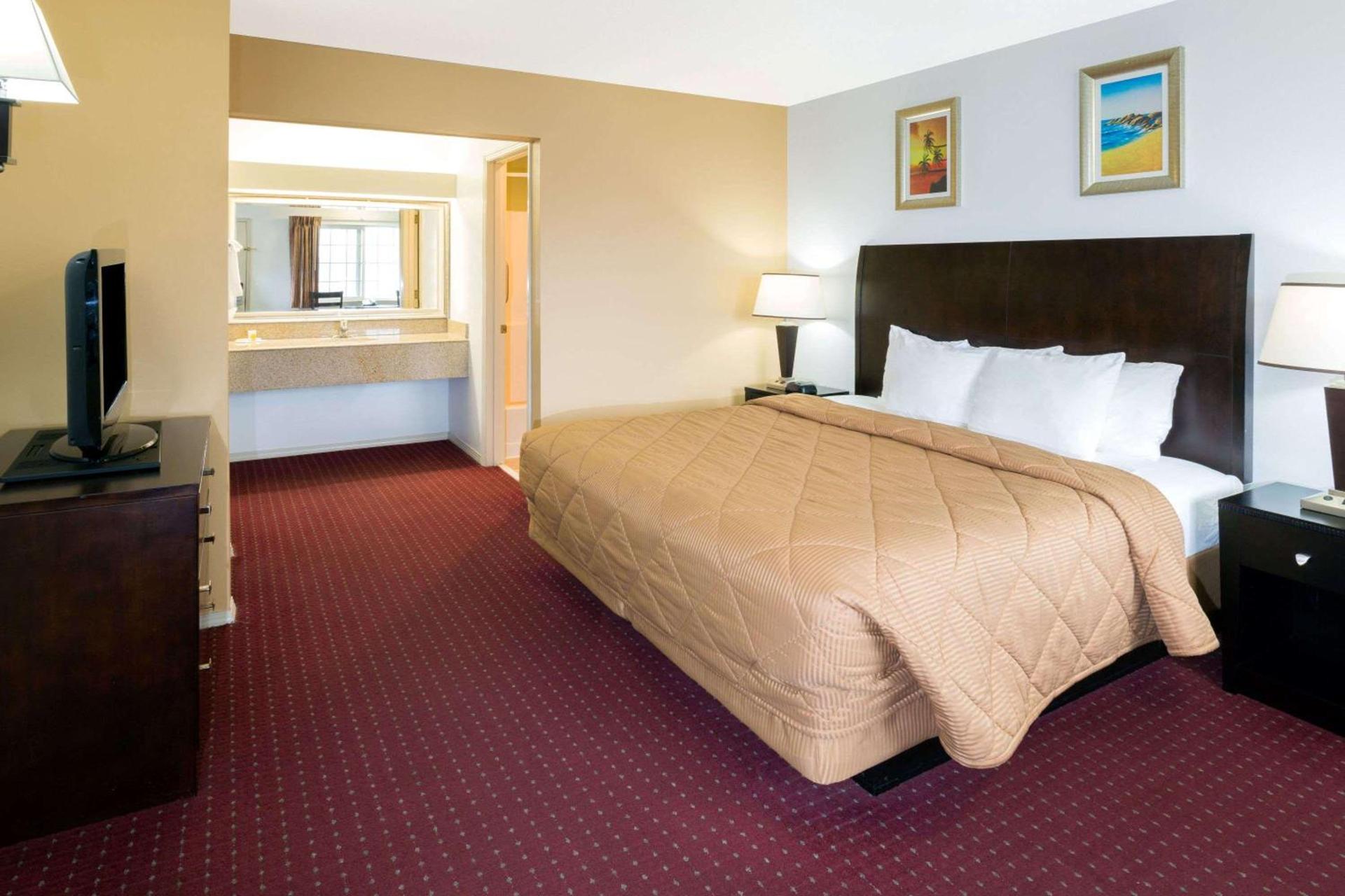 Days Inn by Wyndham Newport OR photo 5