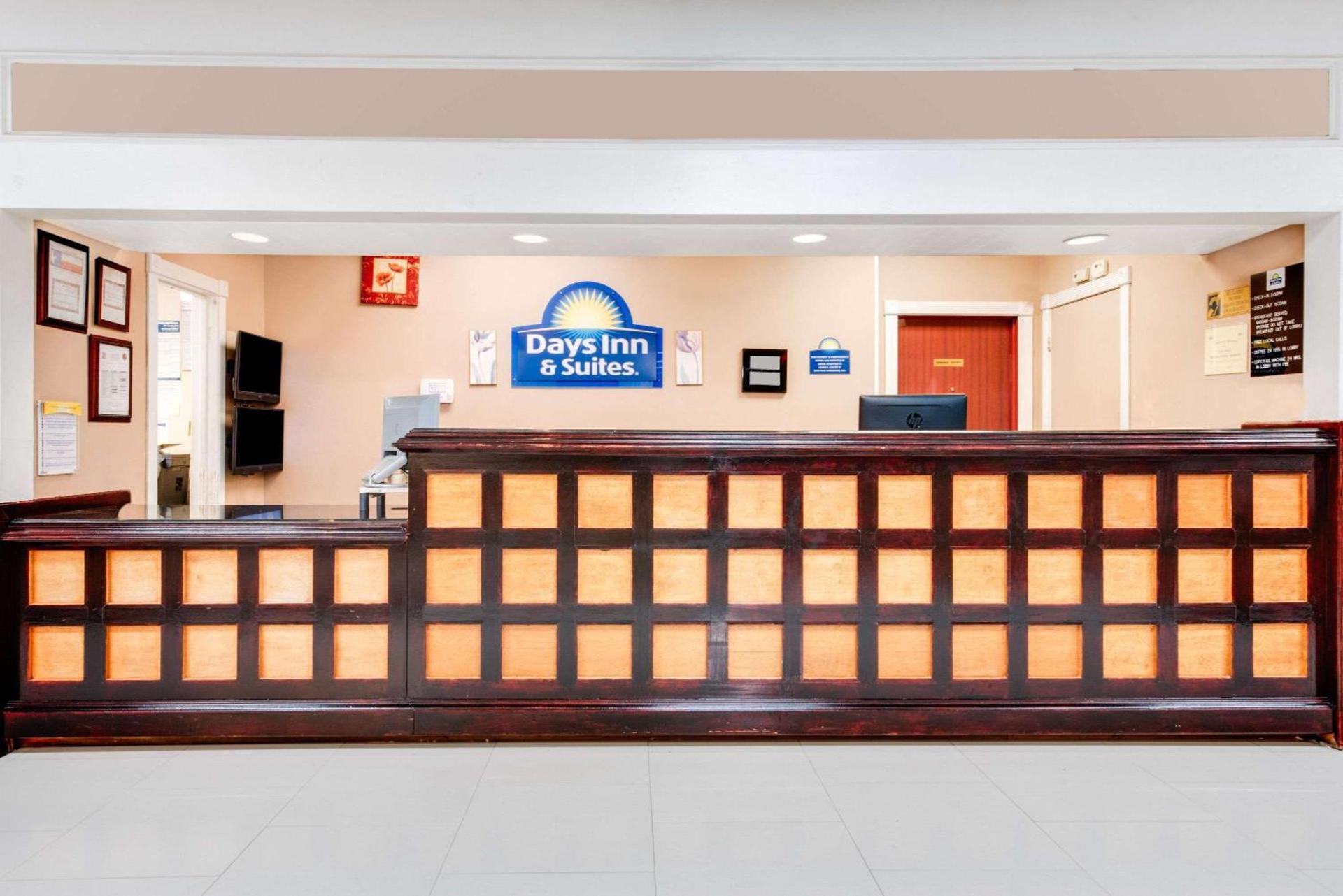 Days Inn & Suites by Wyndham Laredo photo 4