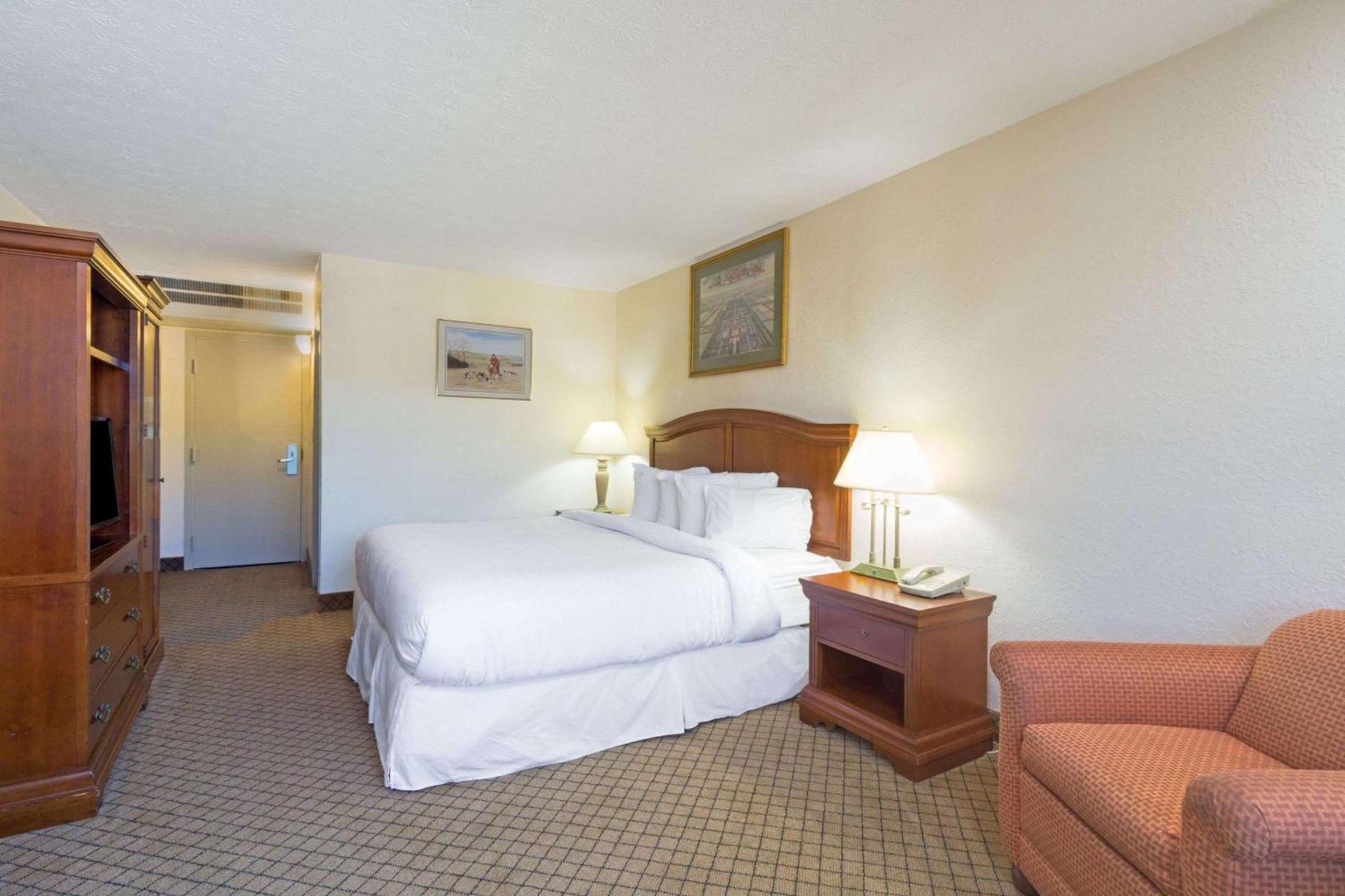 Days Inn by Wyndham Columbus Airport photo 7