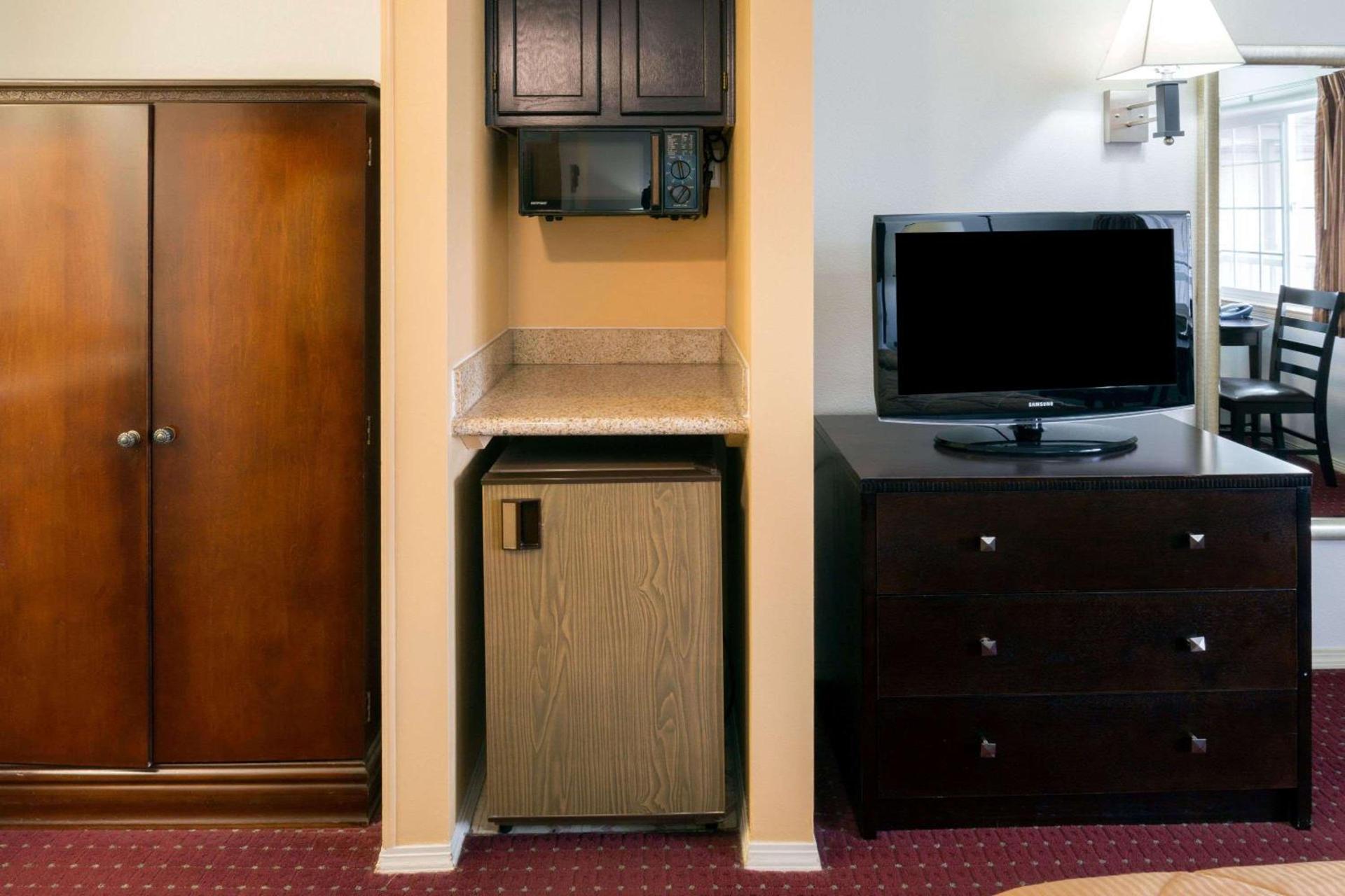 Days Inn by Wyndham Newport OR photo 10