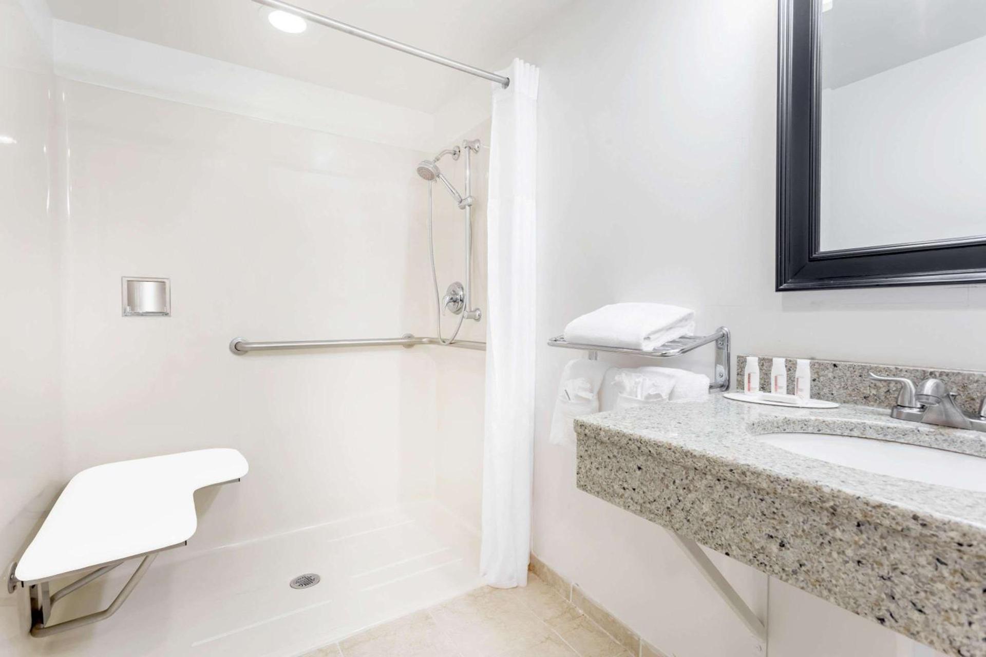Days Inn by Wyndham Cedar Falls- University Plaza photo 8