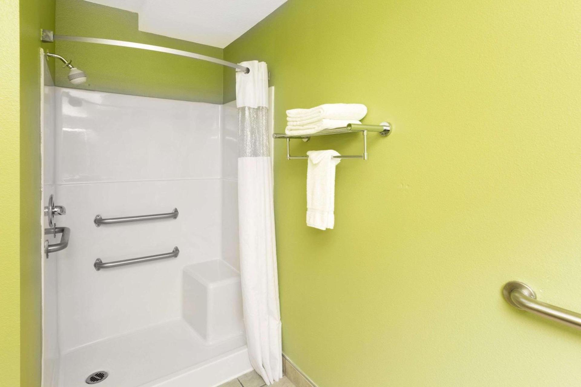 Days Inn by Wyndham Newport OR photo 7