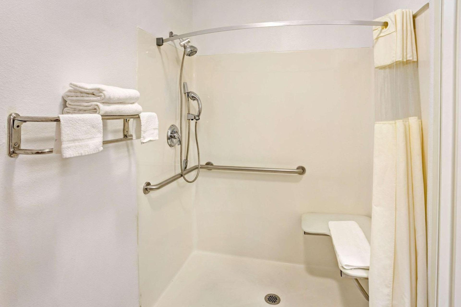 Days Inn & Suites by Wyndham Gresham photo 6
