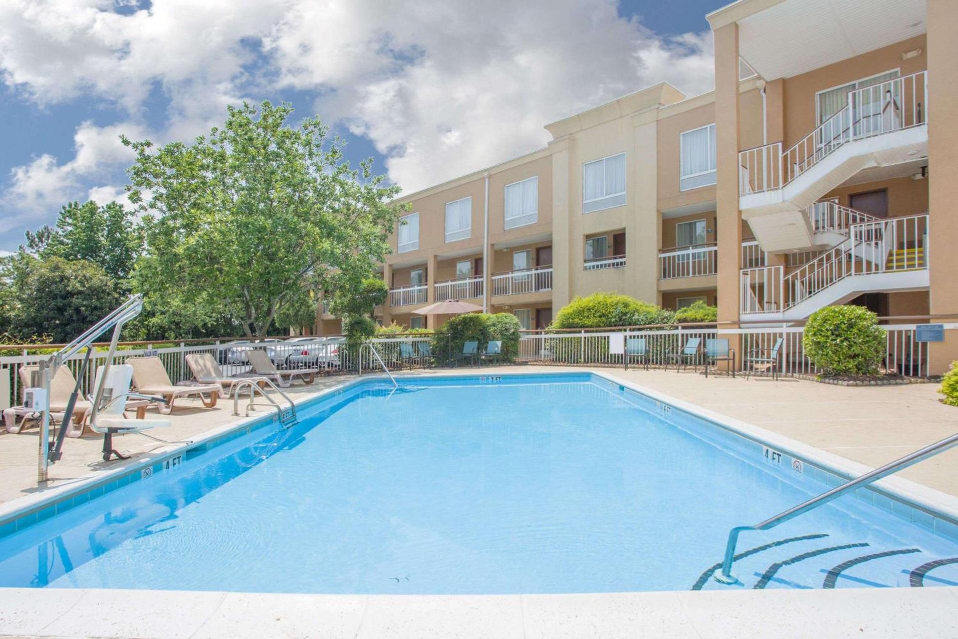 Days Inn by Wyndham Greenville photo 2