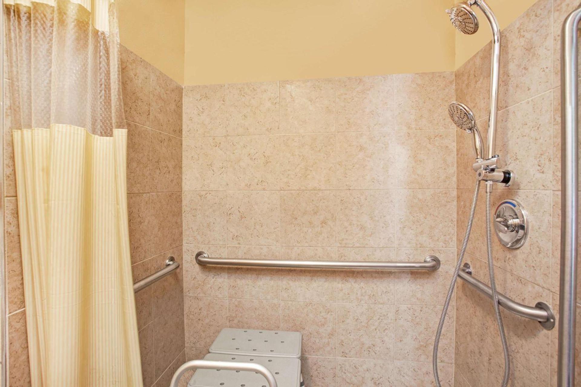 Days Inn by Wyndham Marietta White Water photo 9