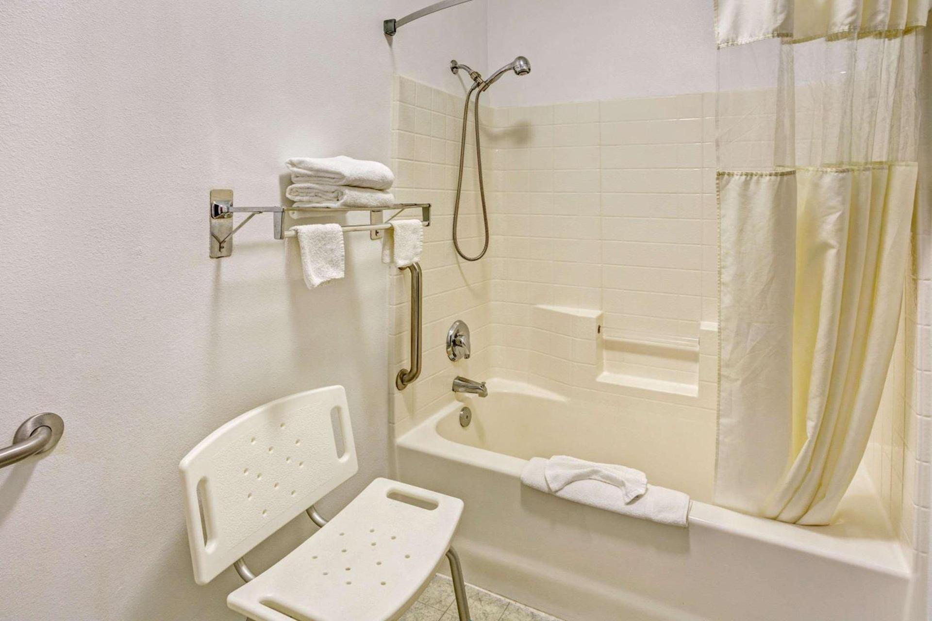 Days Inn & Suites by Wyndham Gresham photo 7