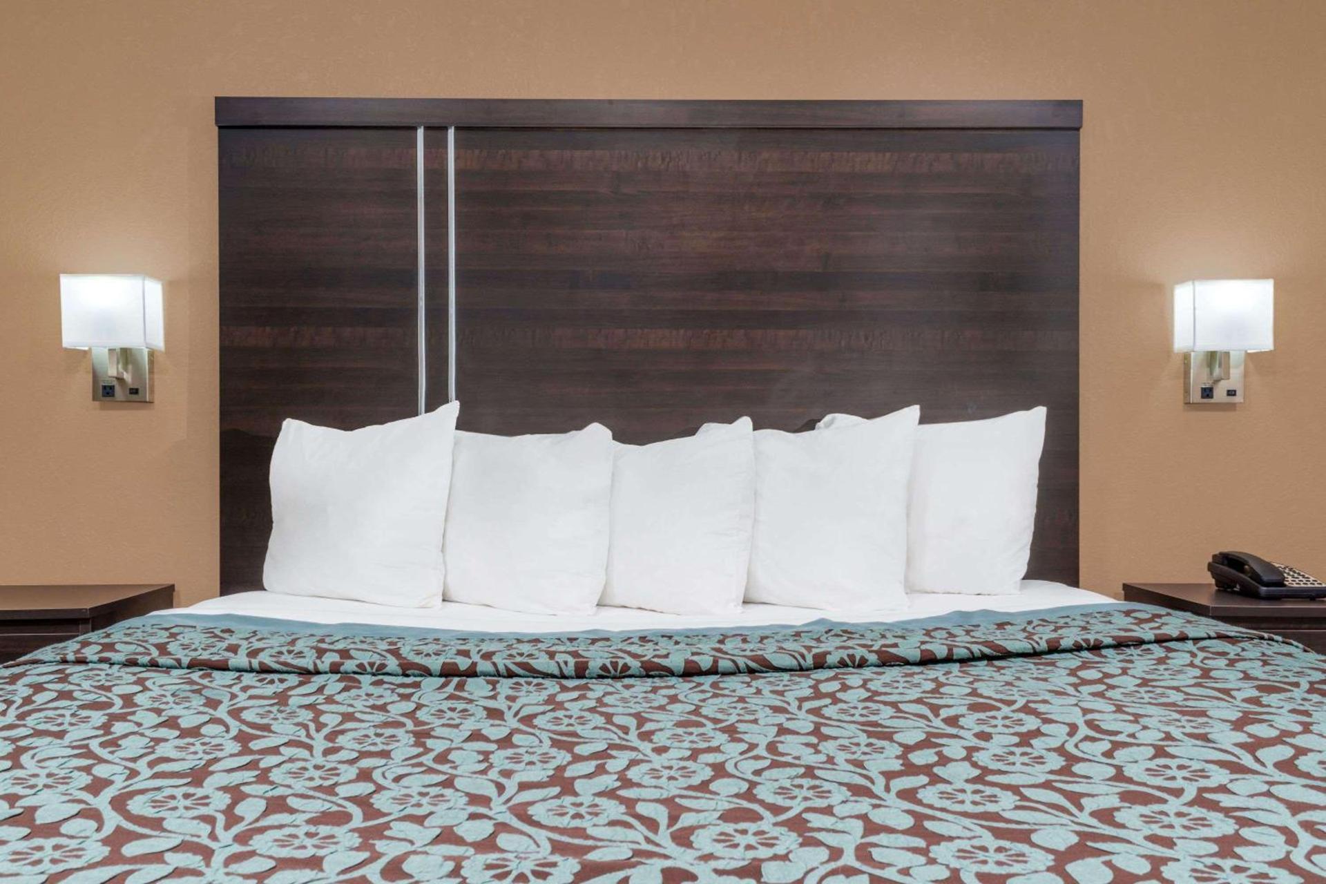 Days Inn by Wyndham Maumee/Toledo photo 8