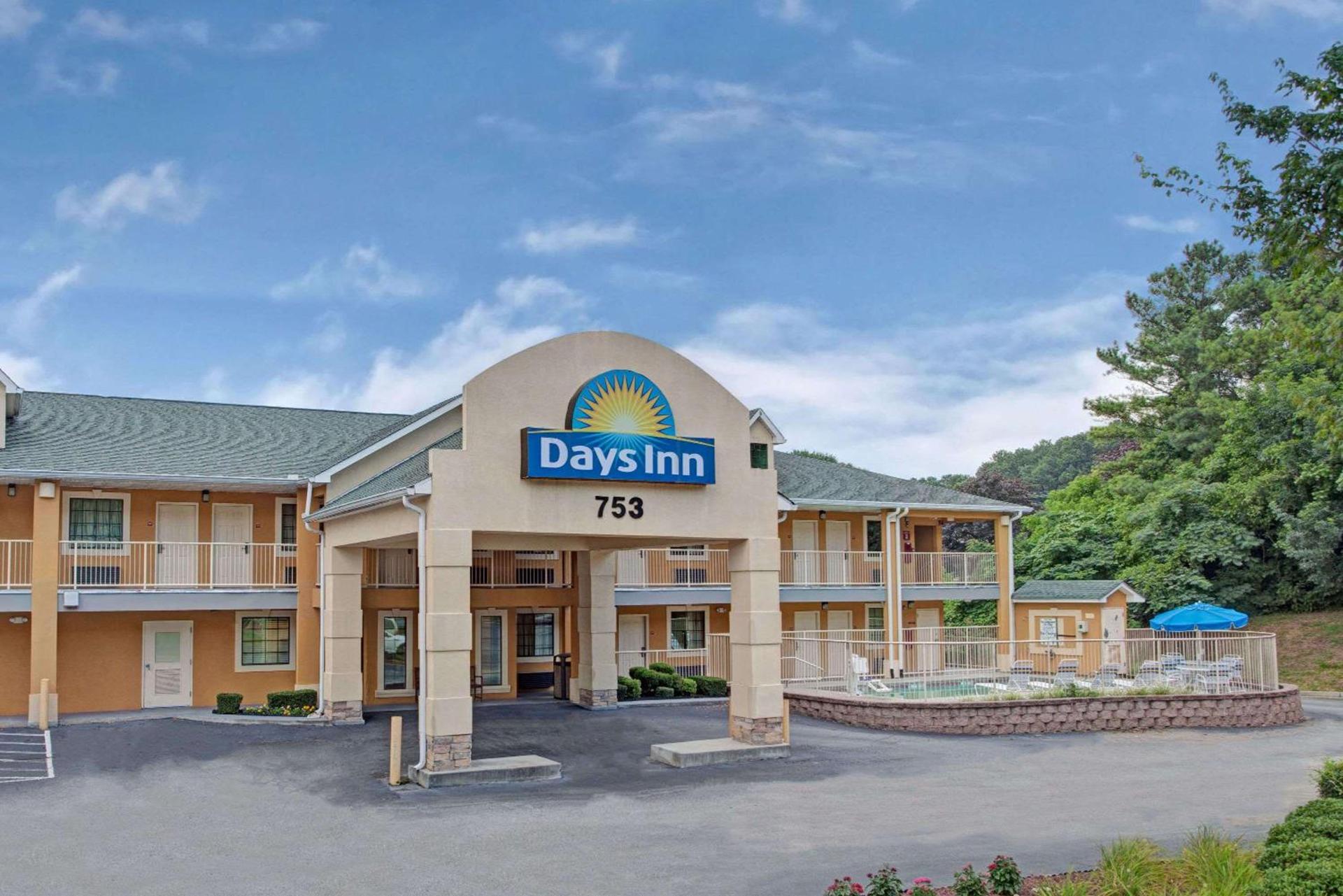 Days Inn by Wyndham Marietta White Water photo 2