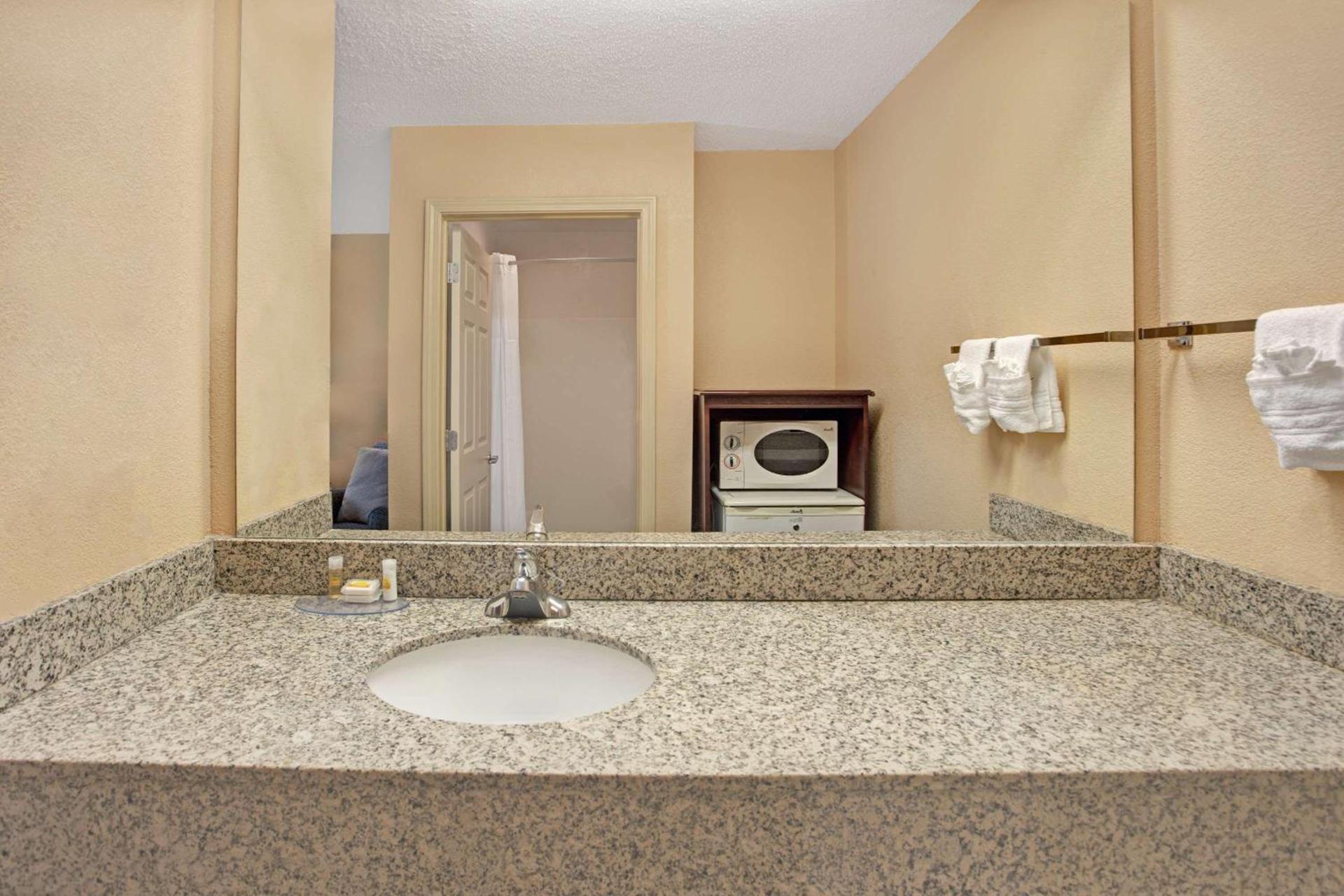 Days Inn by Wyndham Marietta White Water photo 7
