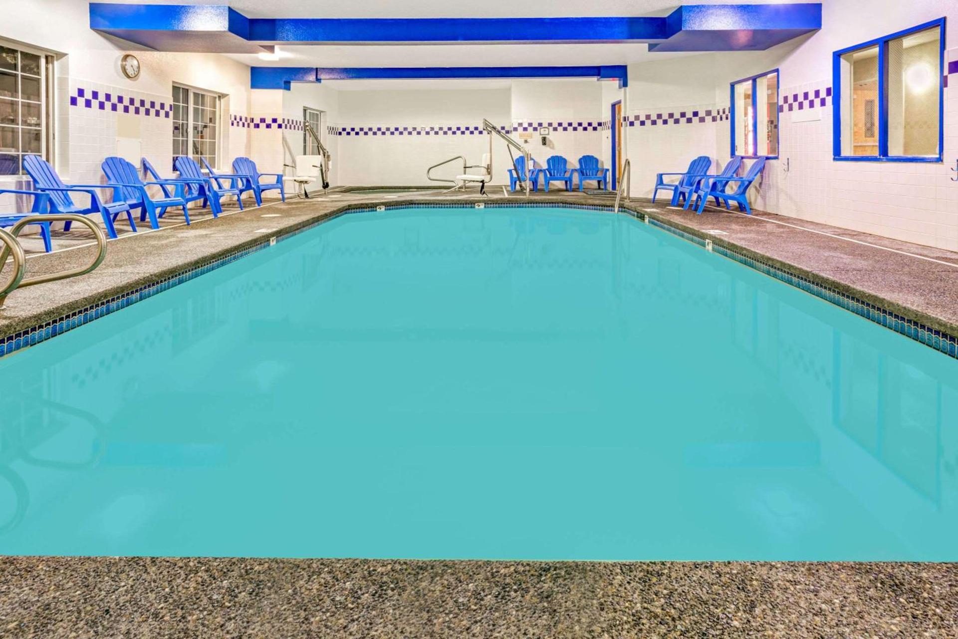 Days Inn & Suites by Wyndham Gresham photo 3