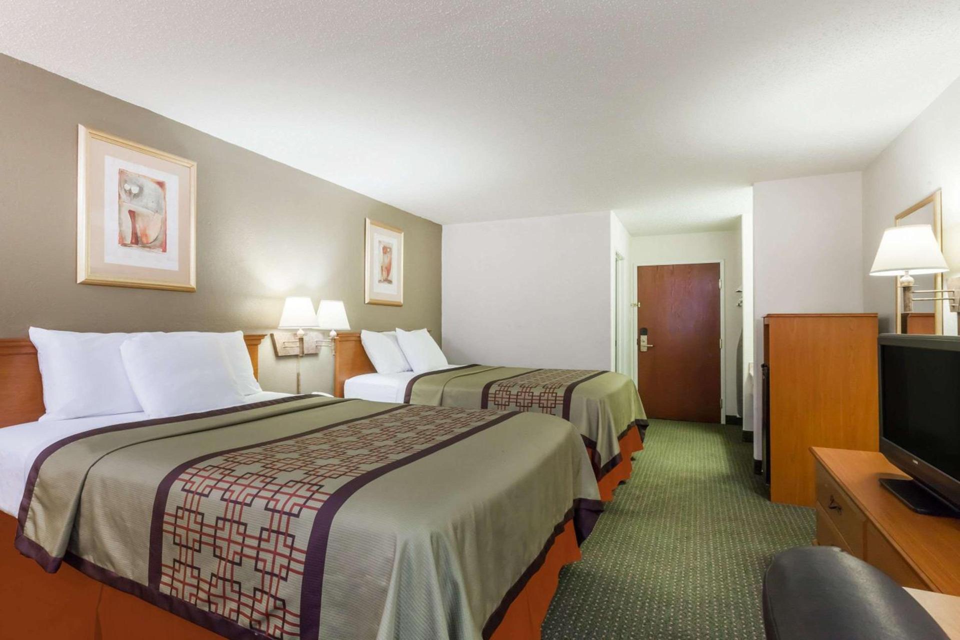 Days Inn & Suites by Wyndham New Iberia photo 11