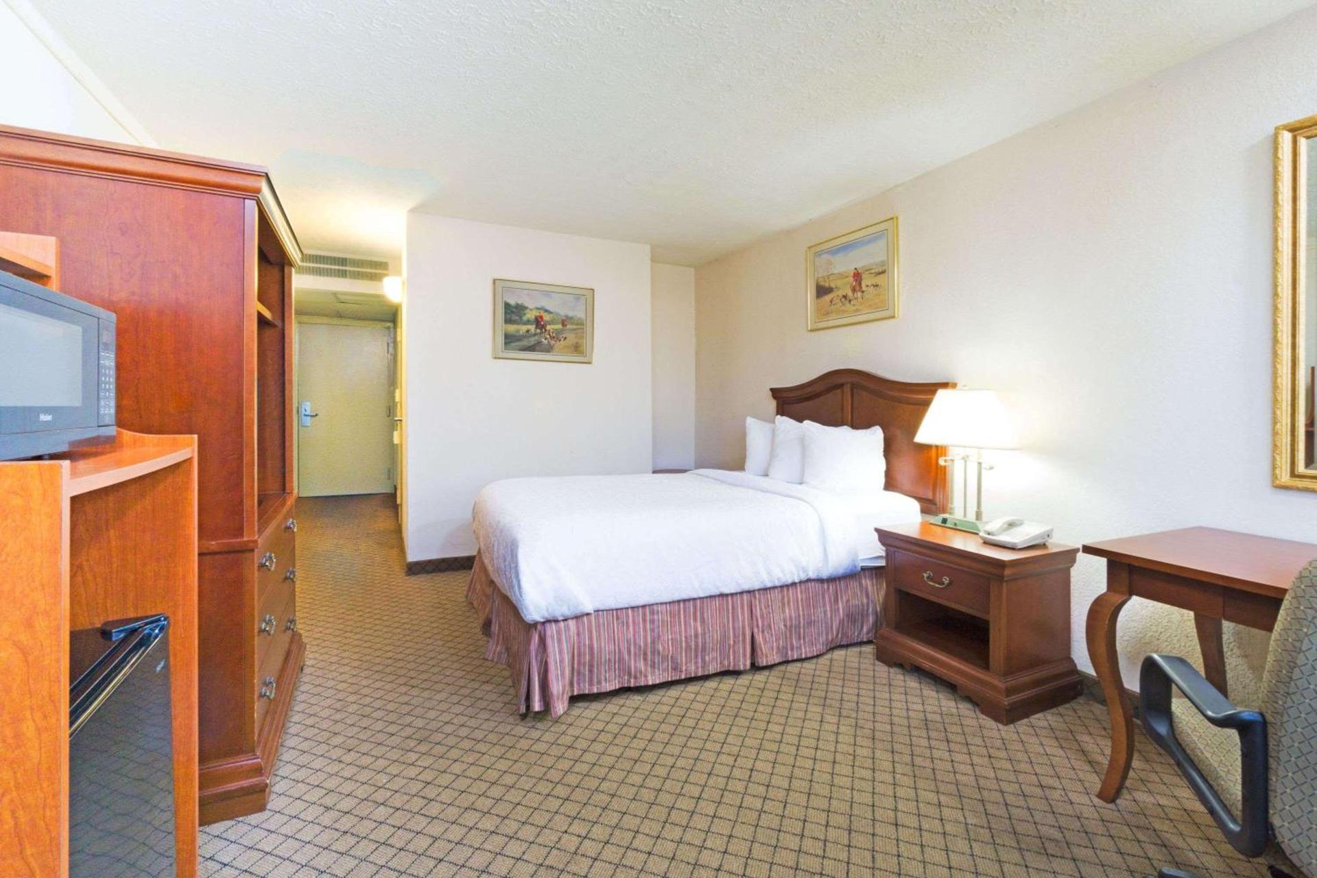 Days Inn by Wyndham Columbus Airport photo 8