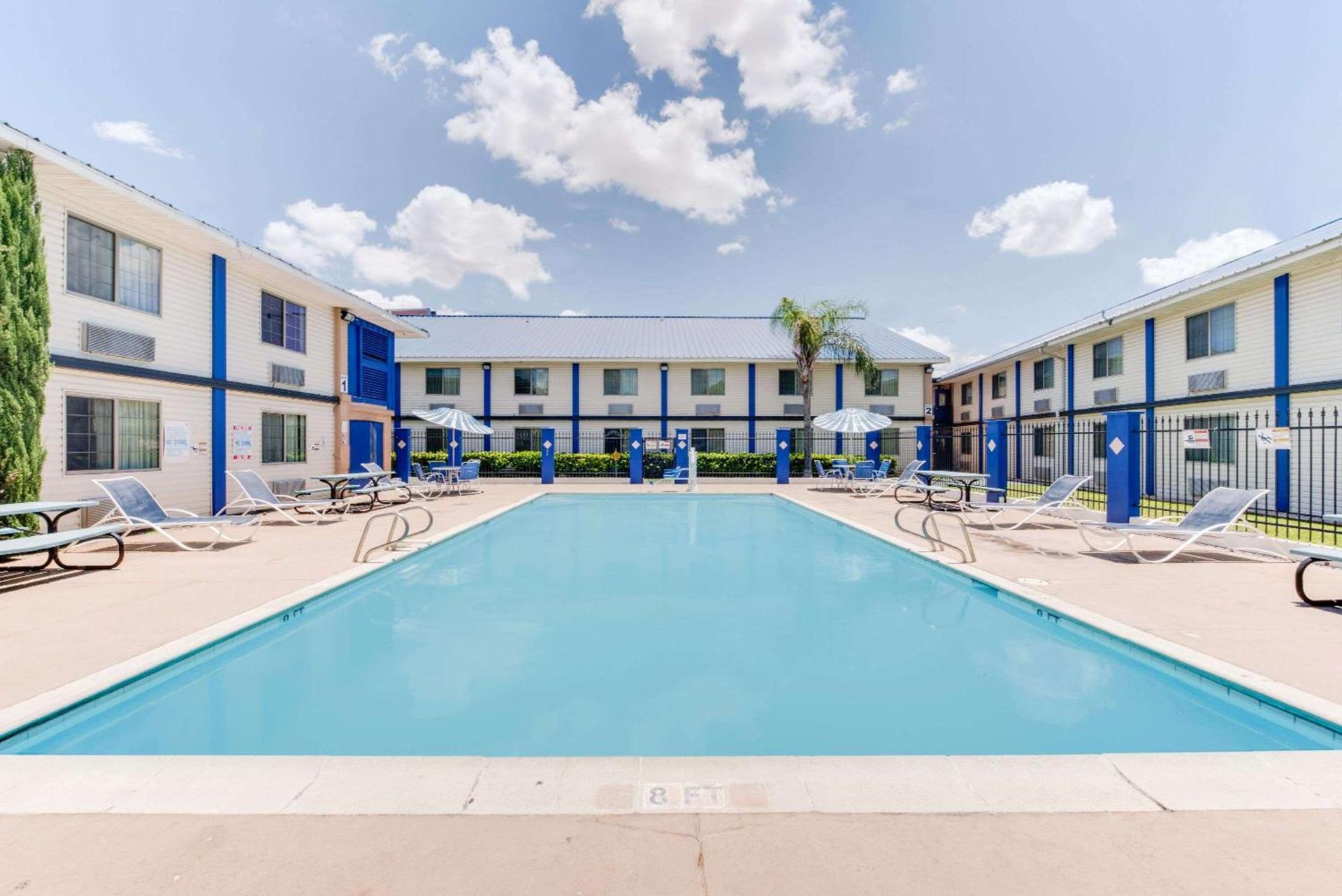 Days Inn & Suites by Wyndham Laredo photo 5