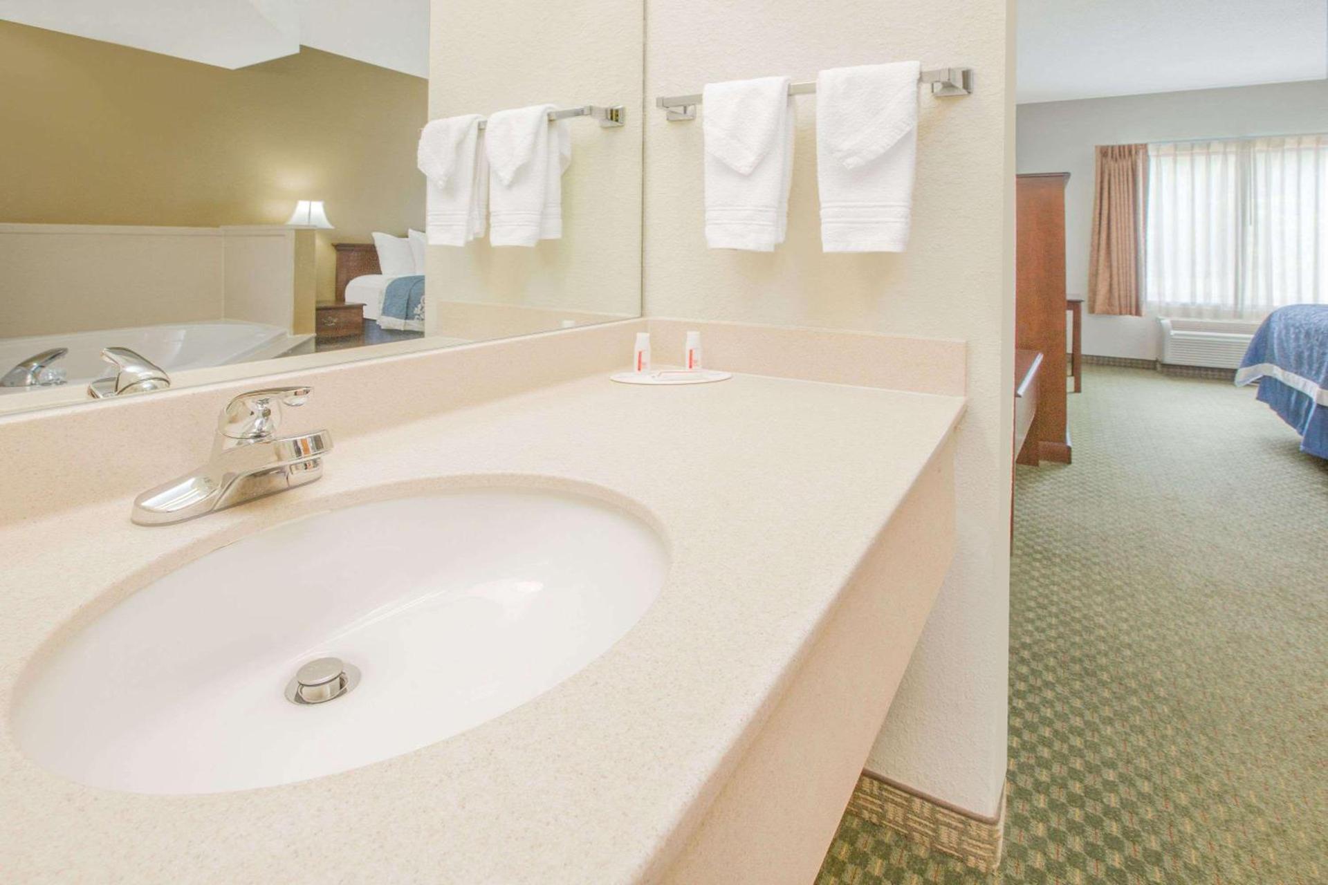 Days Inn by Wyndham Hattiesburg MS photo 9