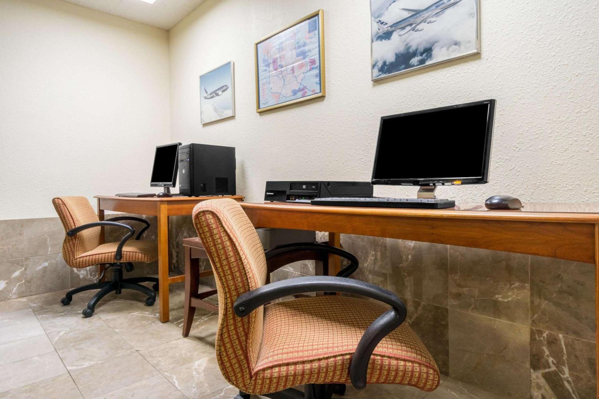 Days Inn by Wyndham Columbus Airport photo 15