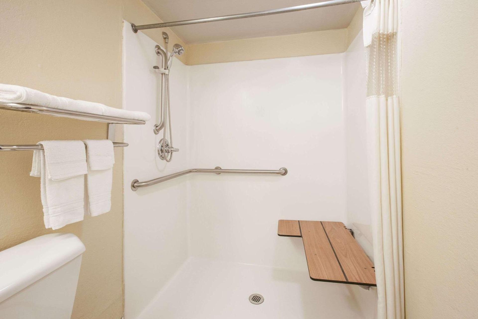 Days Inn by Wyndham Okemah photo 4