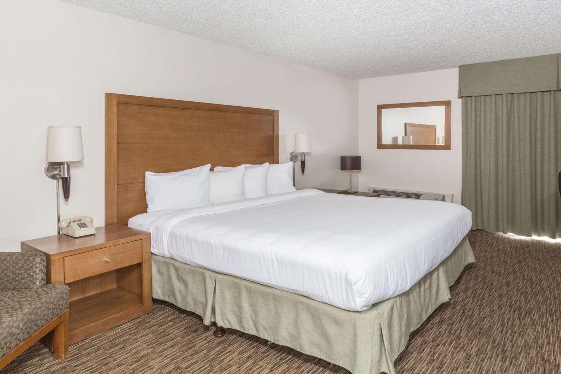 The Grand Inn Peoria photo 7