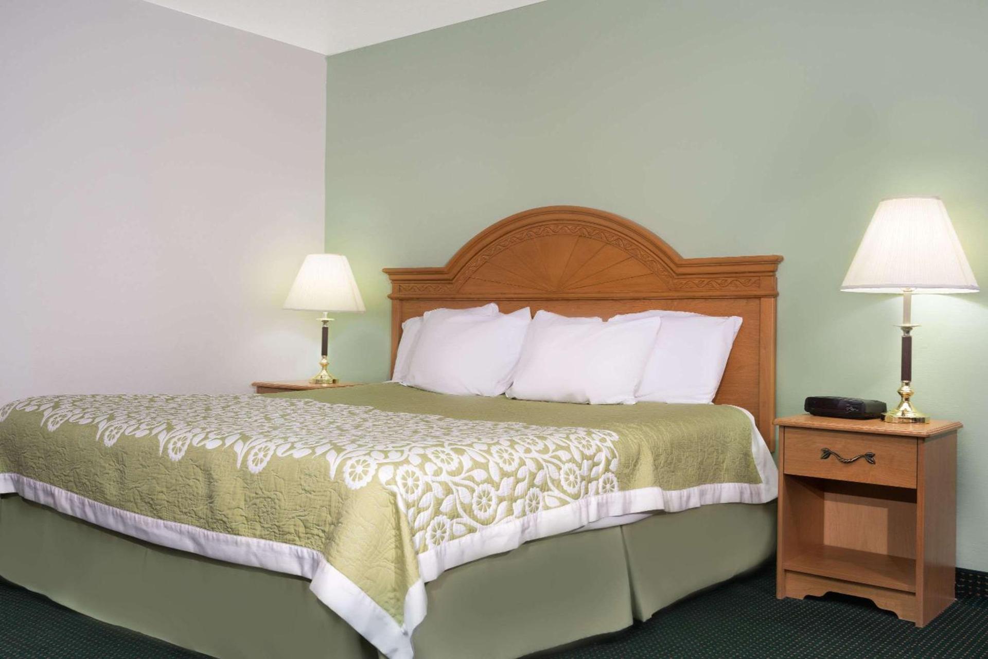 Days Inn by Wyndham St Cloud photo 11