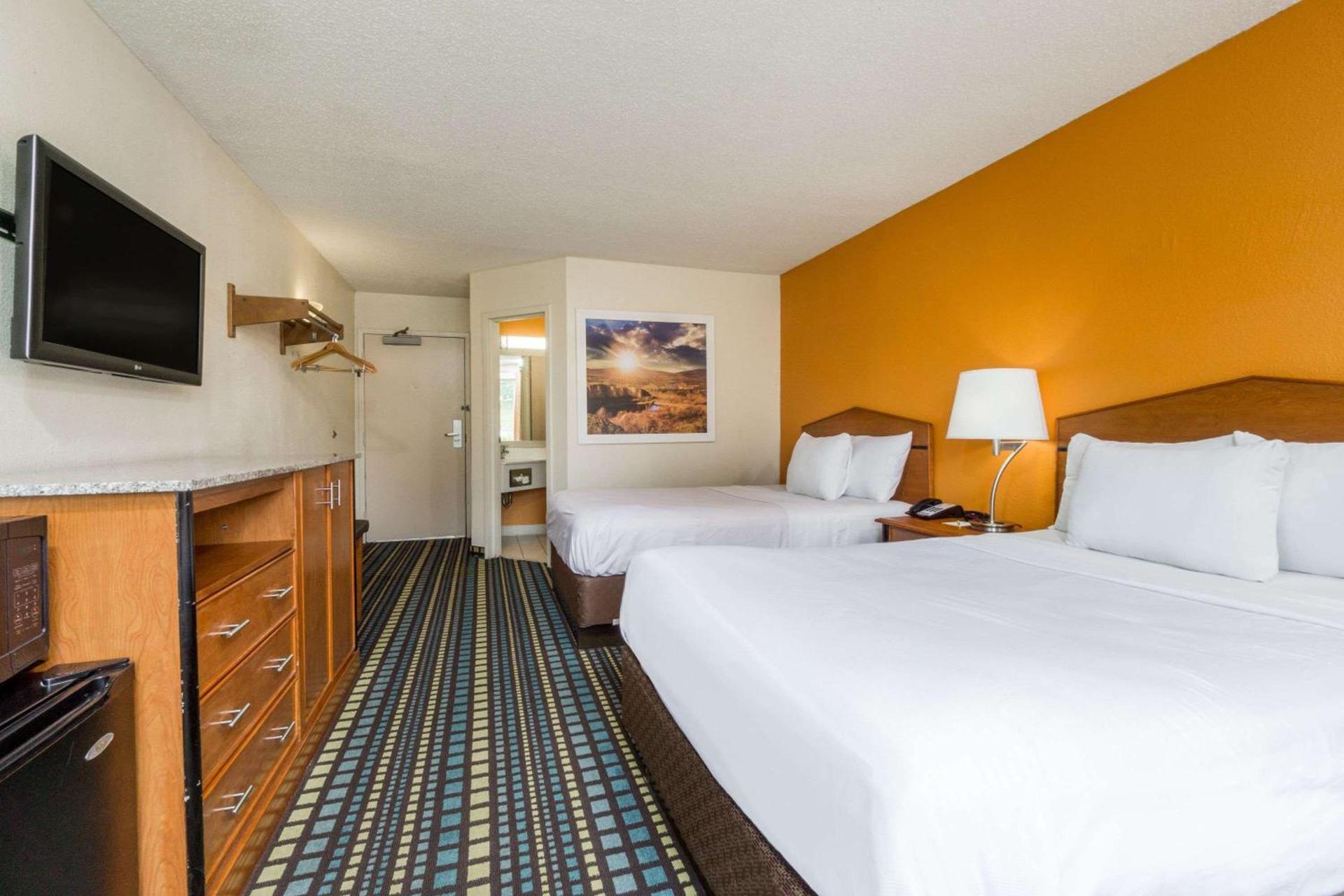 Days Inn by Wyndham Florence Cincinnati Area photo 10