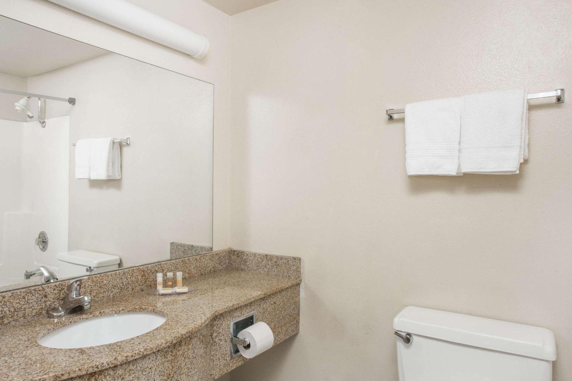 The Grand Inn Peoria photo 6