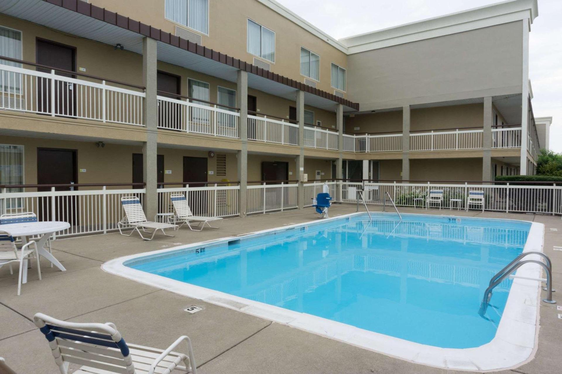 Days Inn by Wyndham Florence Cincinnati Area photo 6