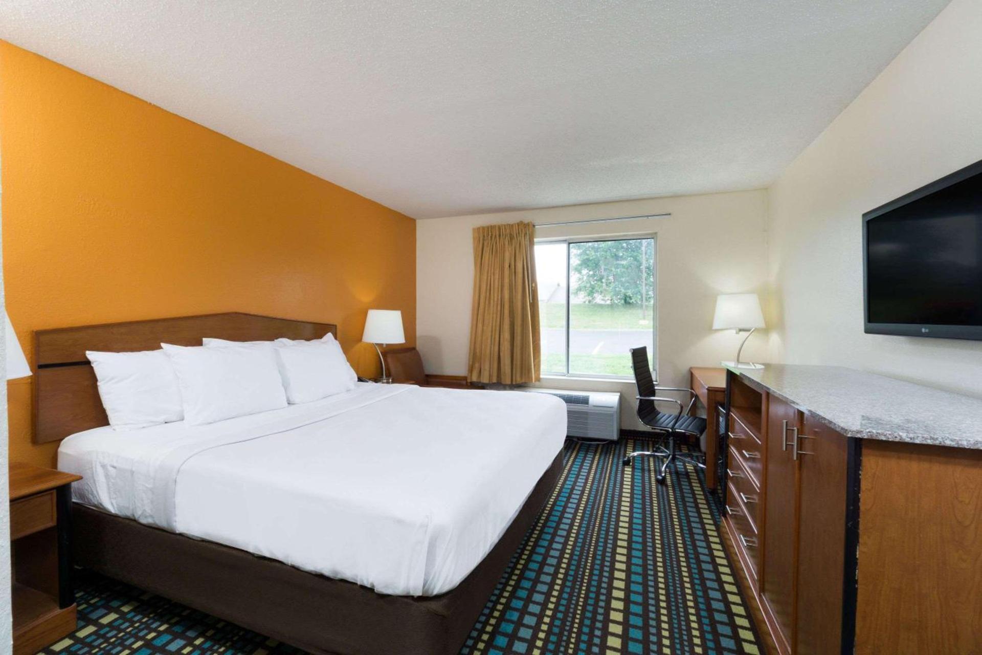 Days Inn by Wyndham Florence Cincinnati Area photo 8