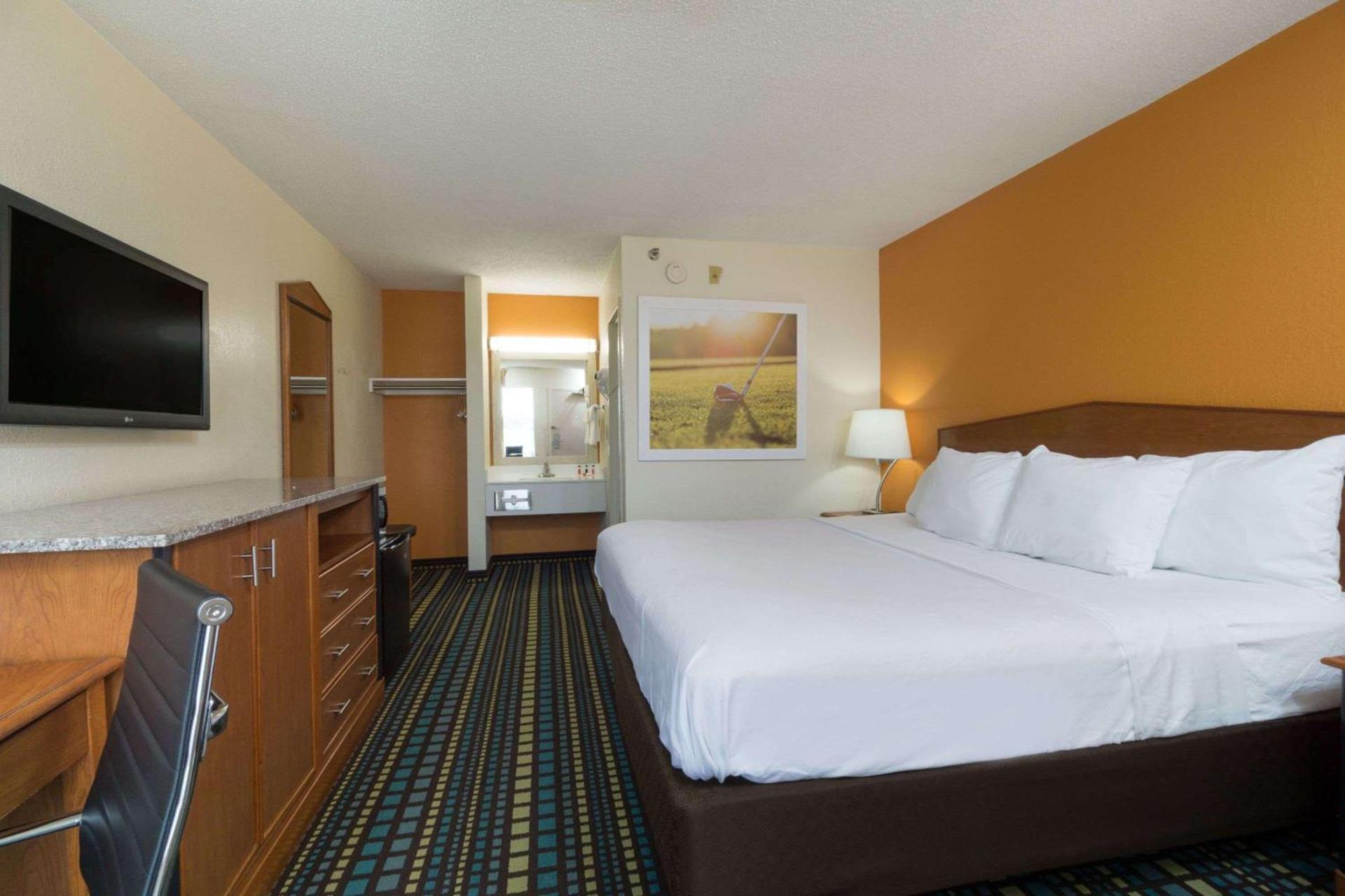 Days Inn by Wyndham Florence Cincinnati Area photo 14