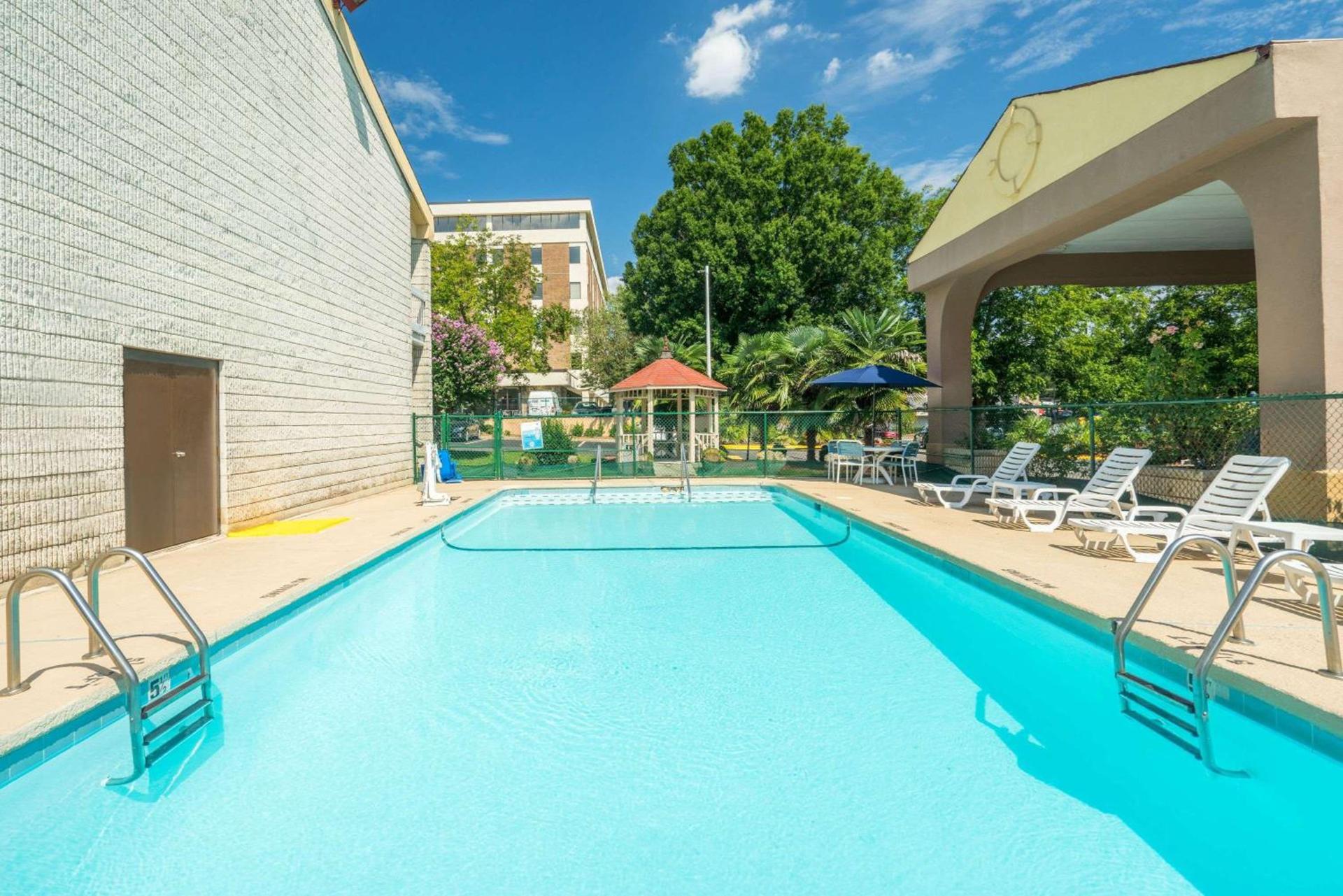 Days Inn by Wyndham Raleigh Midtown photo 32