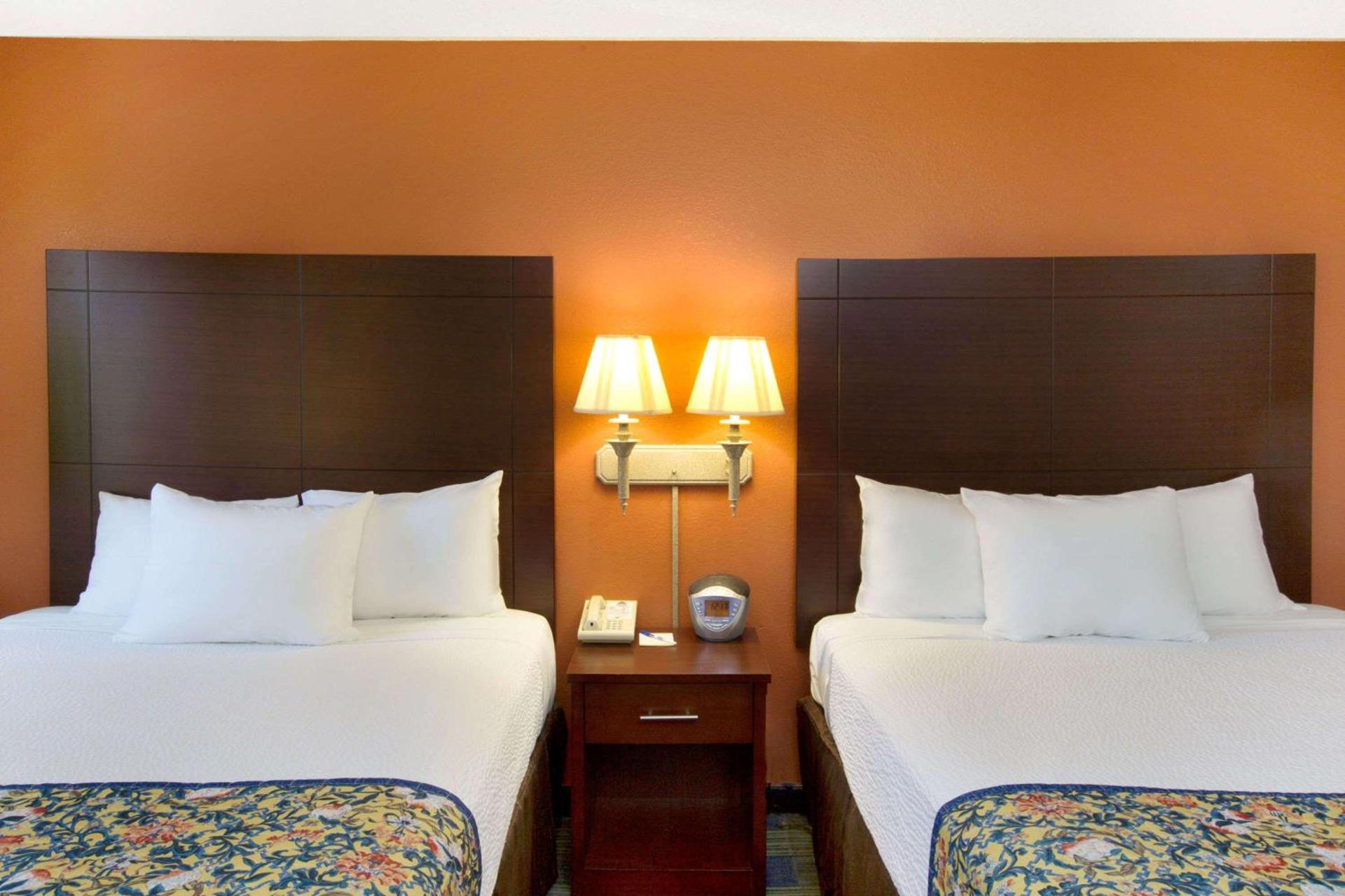 Days Inn by Wyndham Fremont photo 10