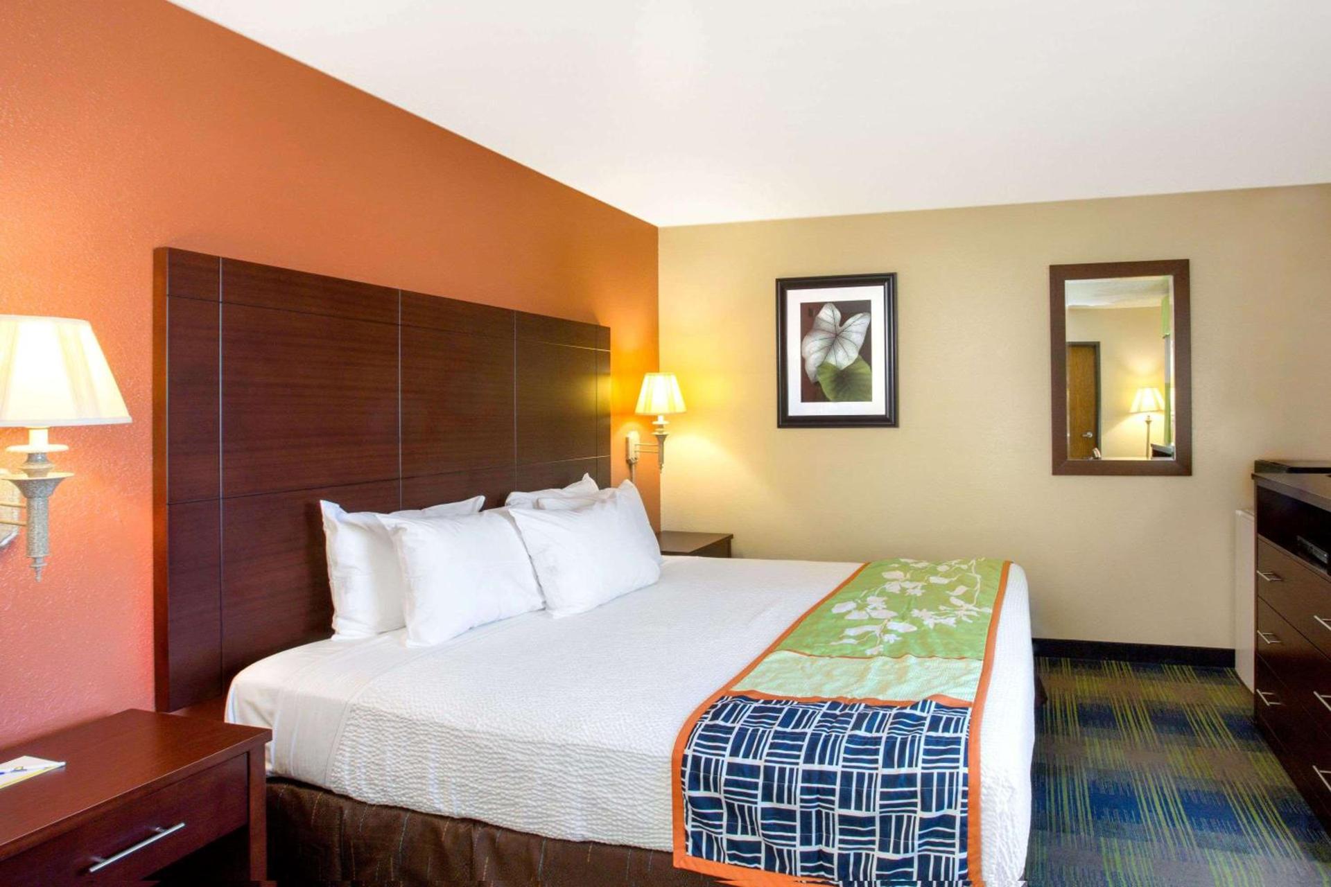 Days Inn by Wyndham Fremont photo 14