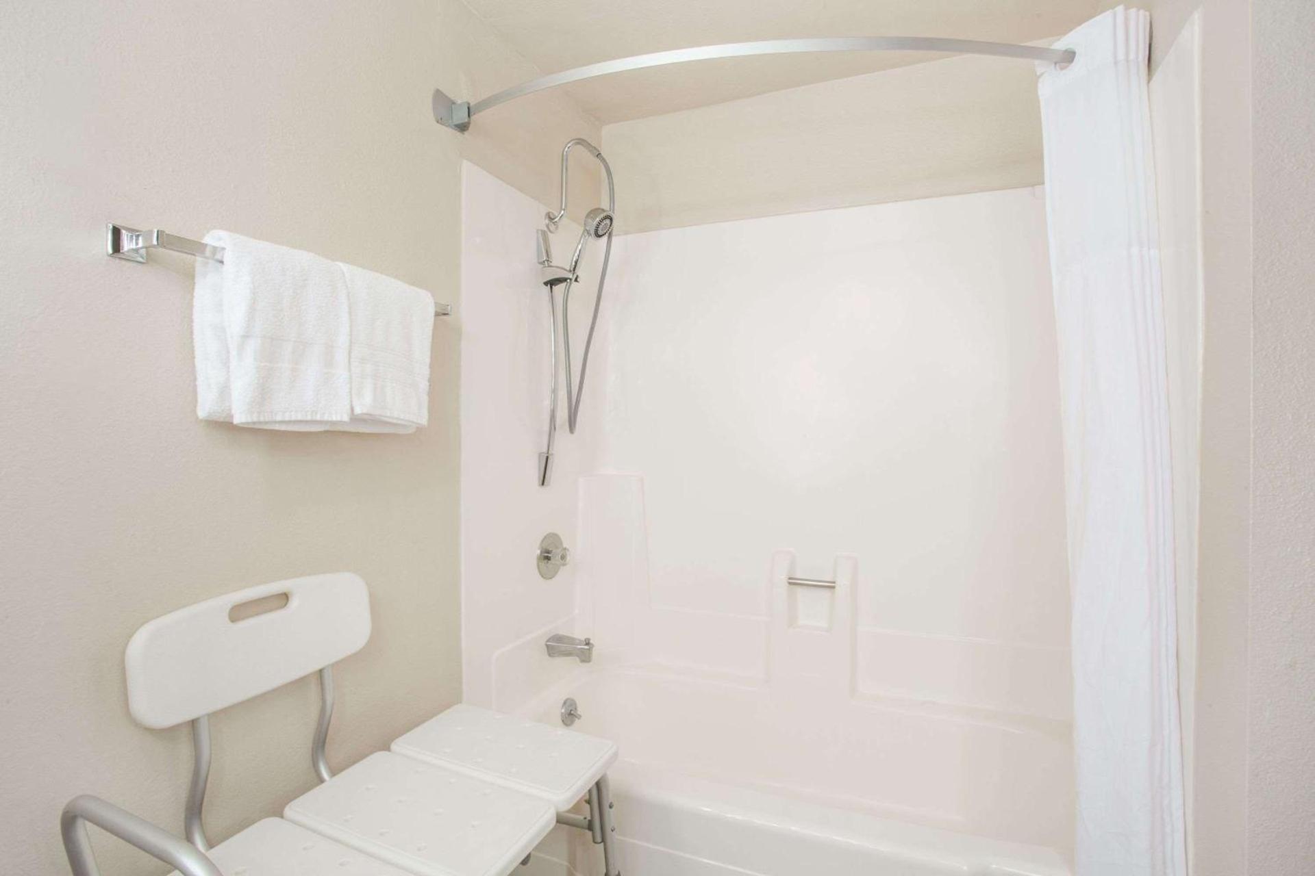 The Grand Inn Peoria photo 8