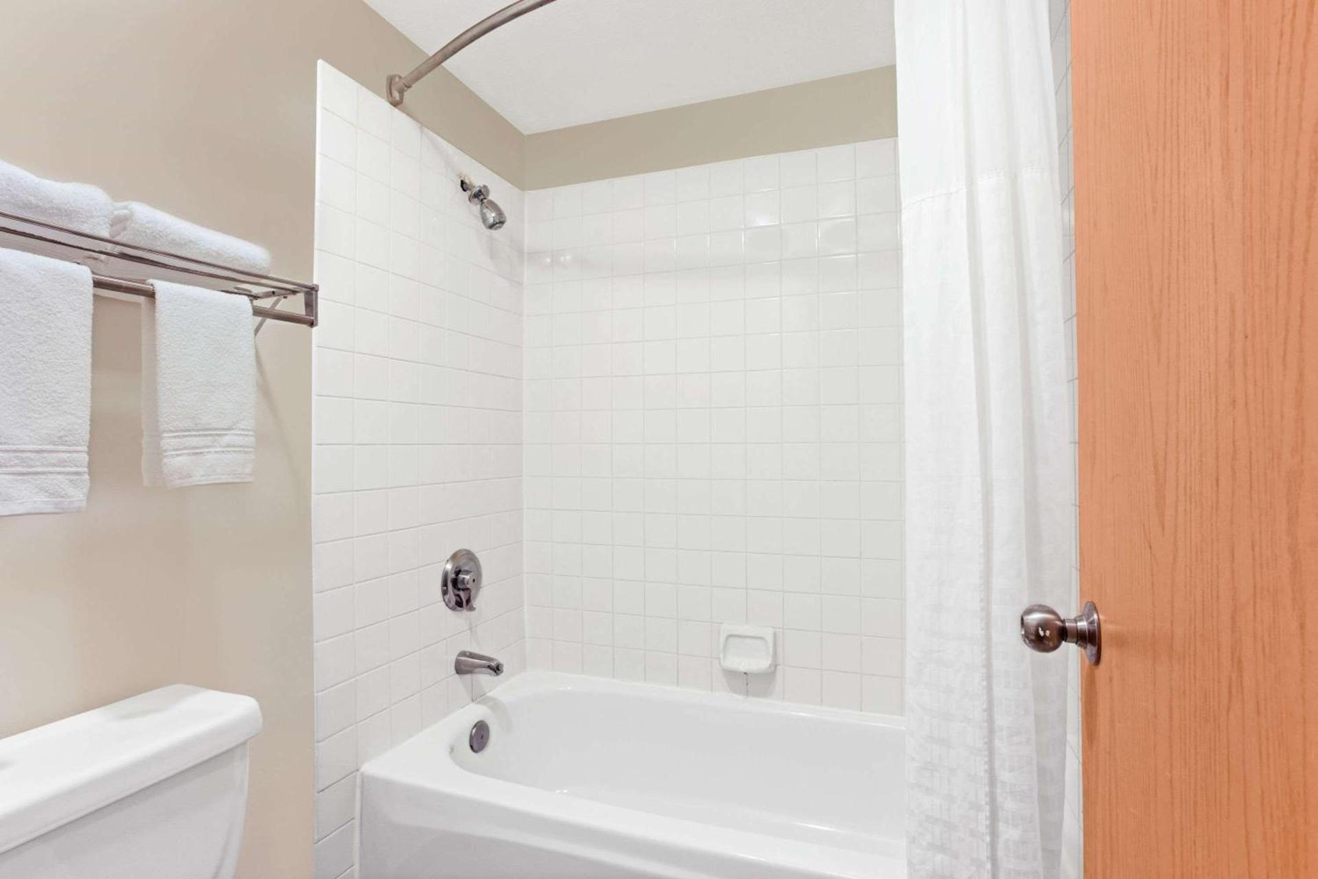Days Inn by Wyndham Federal Way photo 10