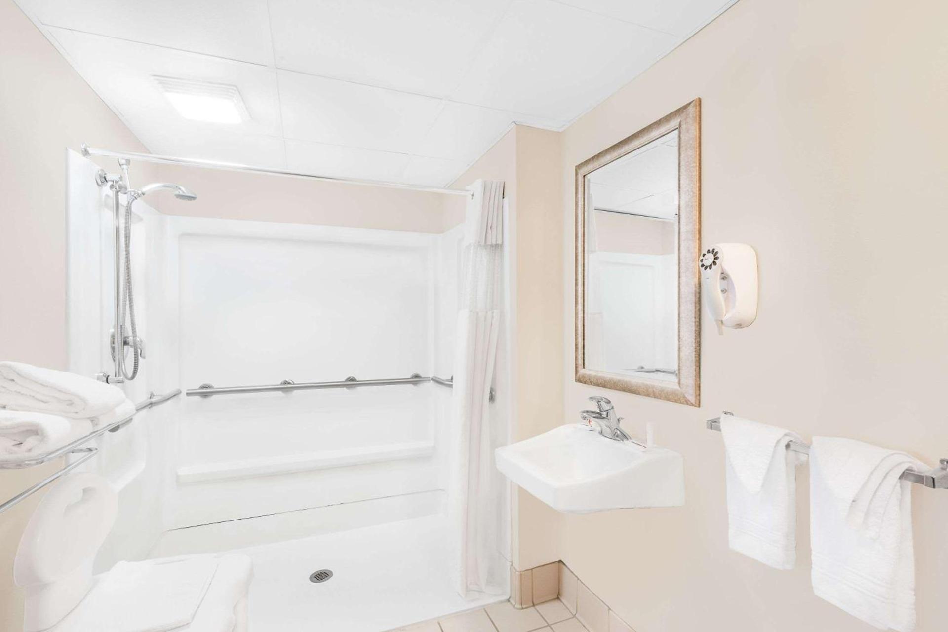 Days Inn by Wyndham Springfield/Phil.Intl Airport photo 20
