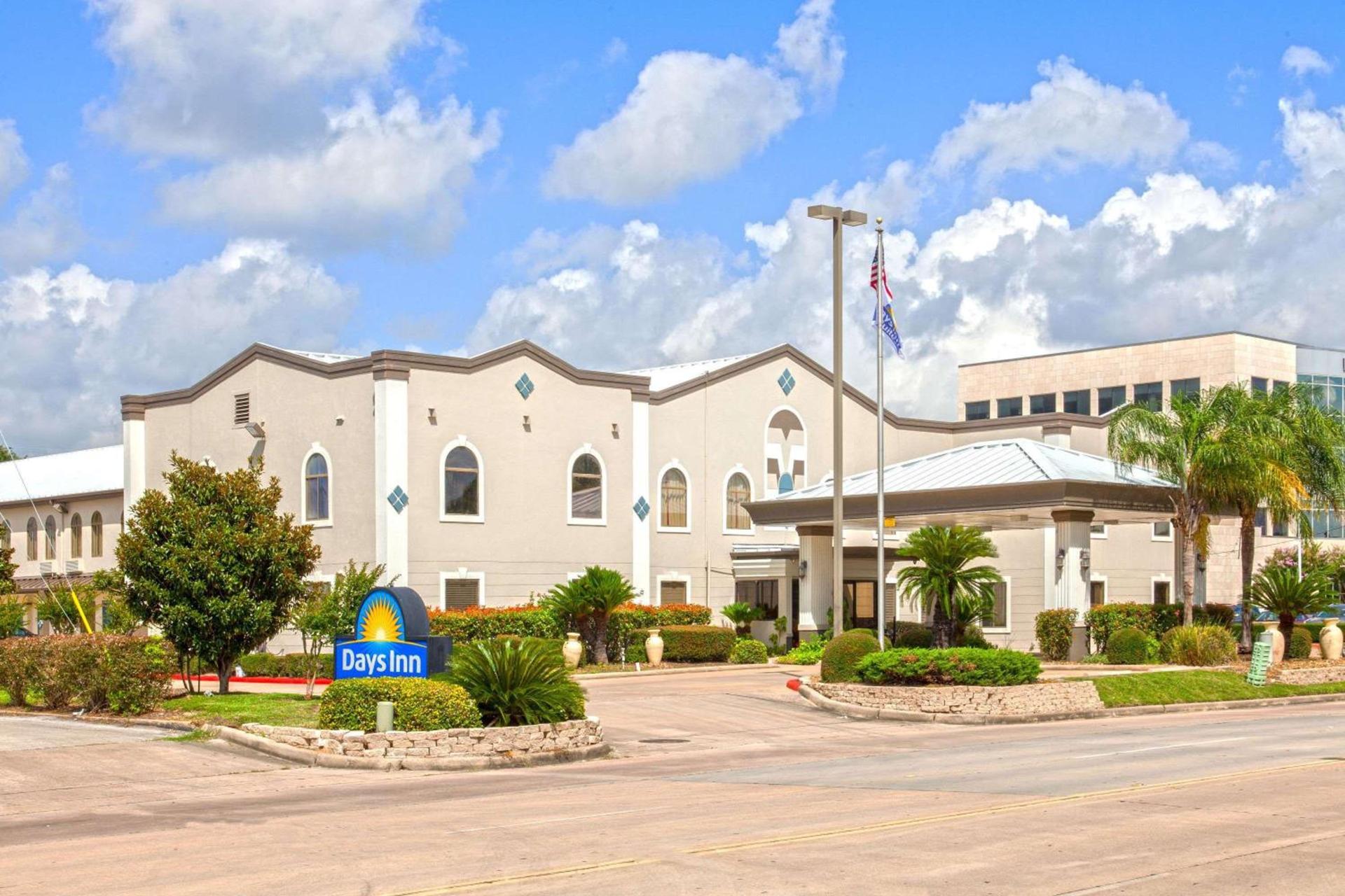 Days Inn & Suites by Wyndham Webster NASA-ClearLake-Houston — hotel in Webster