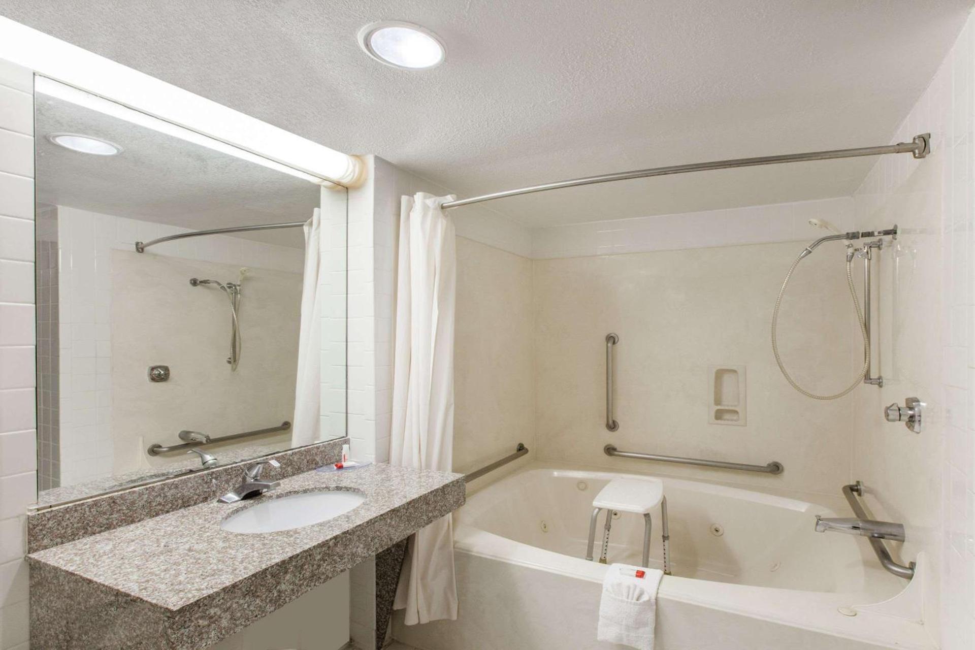 Days Inn & Suites by Wyndham Webster NASA-ClearLake-Houston photo 20