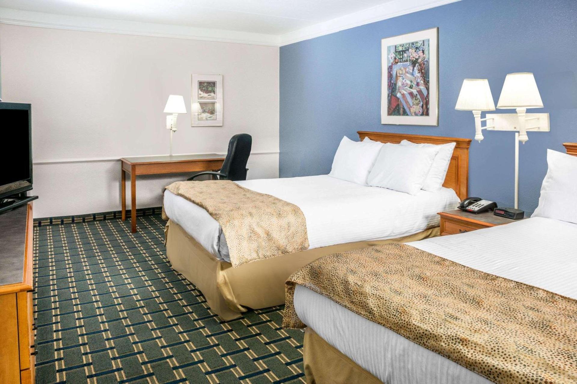 Days Inn by Wyndham Houston photo 10