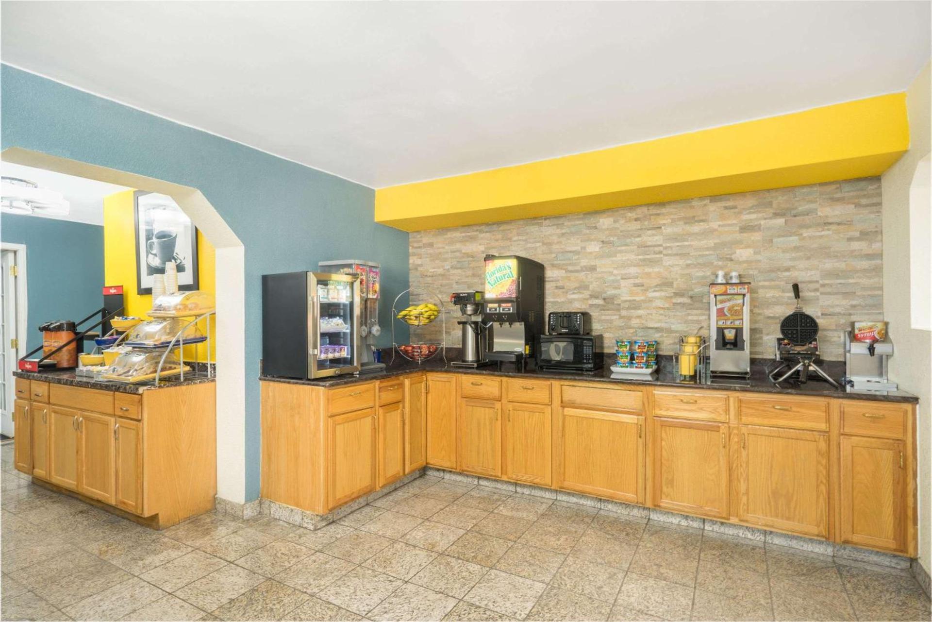 Days Inn by Wyndham Raleigh Midtown photo 24